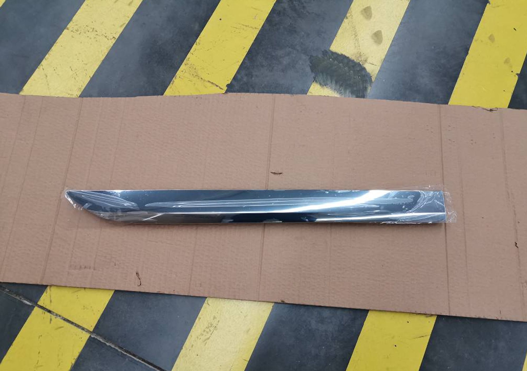 ПОЛОСА ОБИВКИ ДВЕРИ ПЕРЕДНЕЙ ПРАВОЙ /VX-11/, 4635 рублей, Сургут