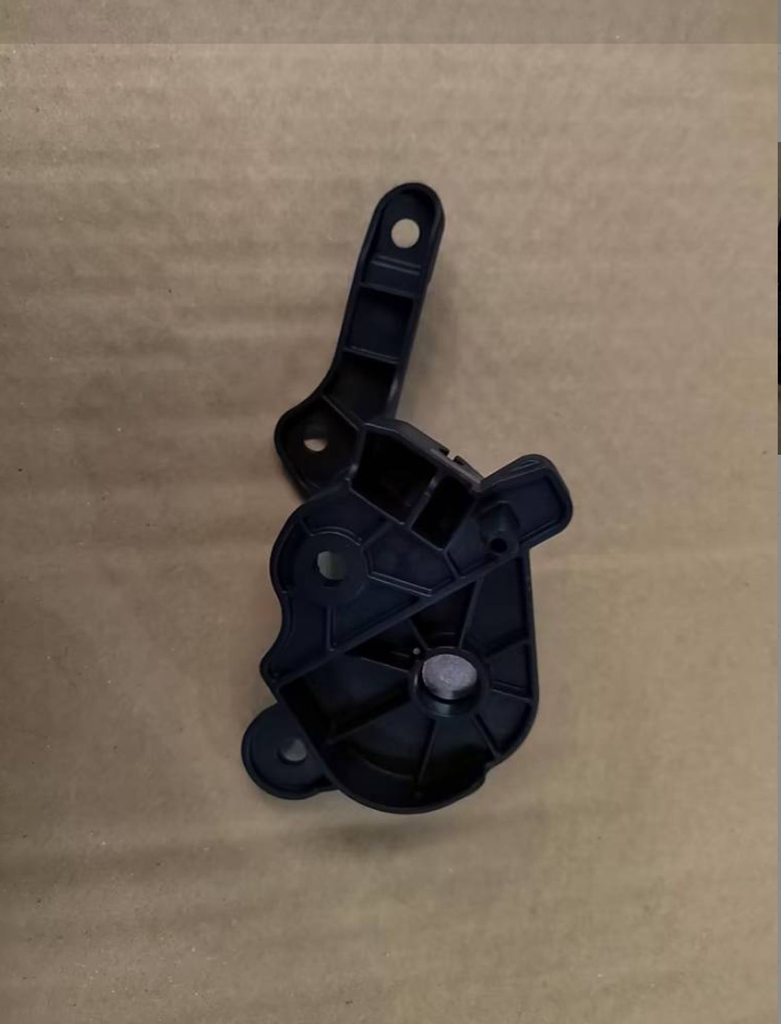 КРОНШТЕЙН КРЕПЛЕНИЯ РУЧКИ ЗАМКА КАПОТА ДВИГАТЕЛЯ /KX-11/, 973 рублей, Сургут