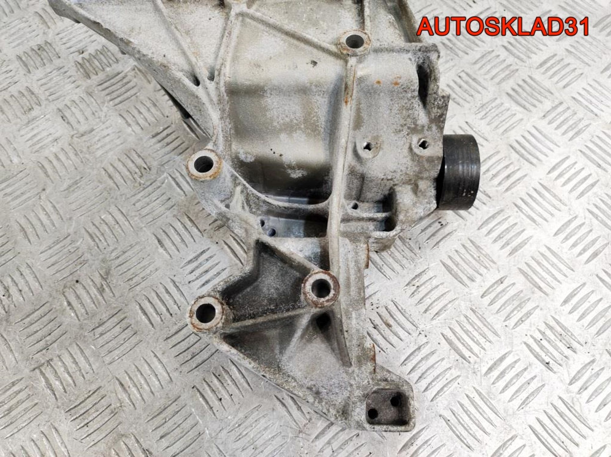 Кронштейн генератора Renault Scenic 1 2.0 F4R 740 7700103525, 1800 рублей, Дубовое