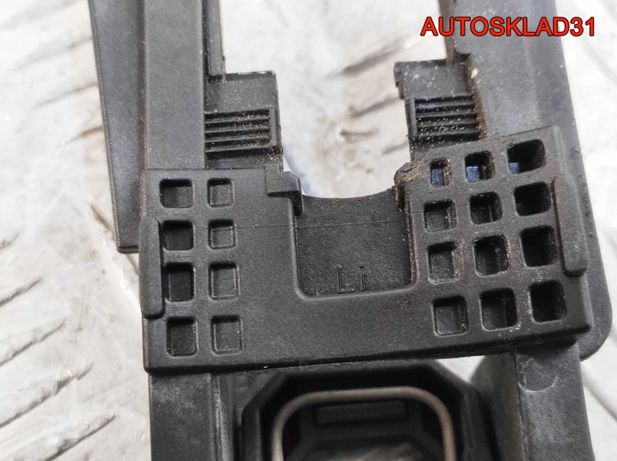 Кронштейн ручки передней левой Mercedes W211 A2037600334, 900 рублей, Дубовое