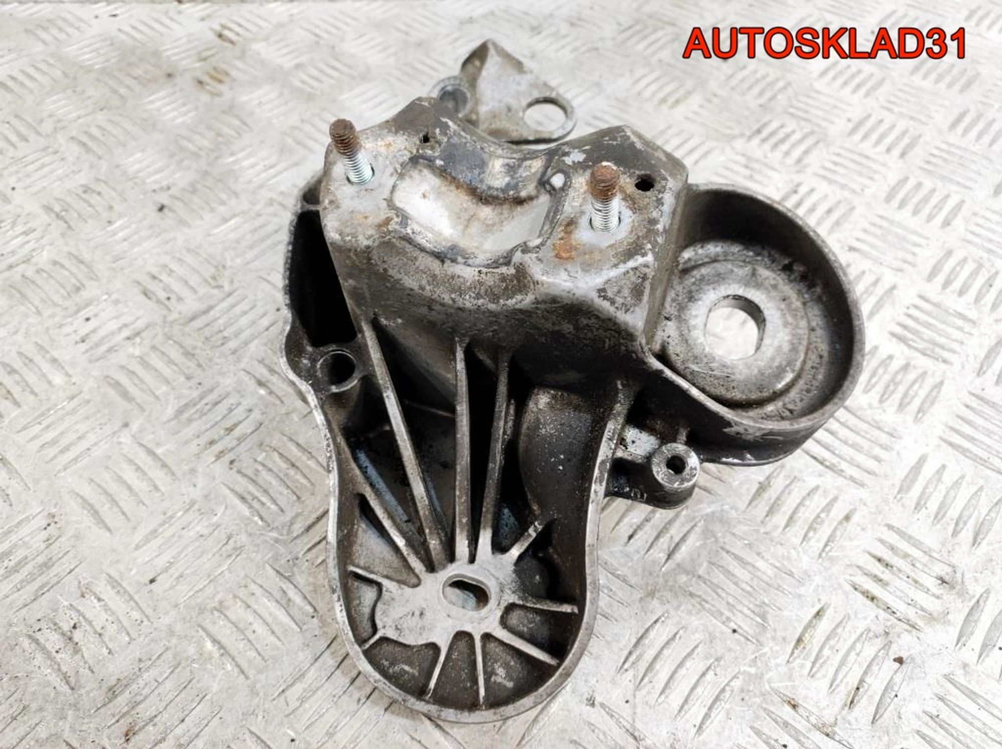 Кронштейн двигателя левый Audi A6 C6 4F0199351H, 8100 рублей, Дубовое