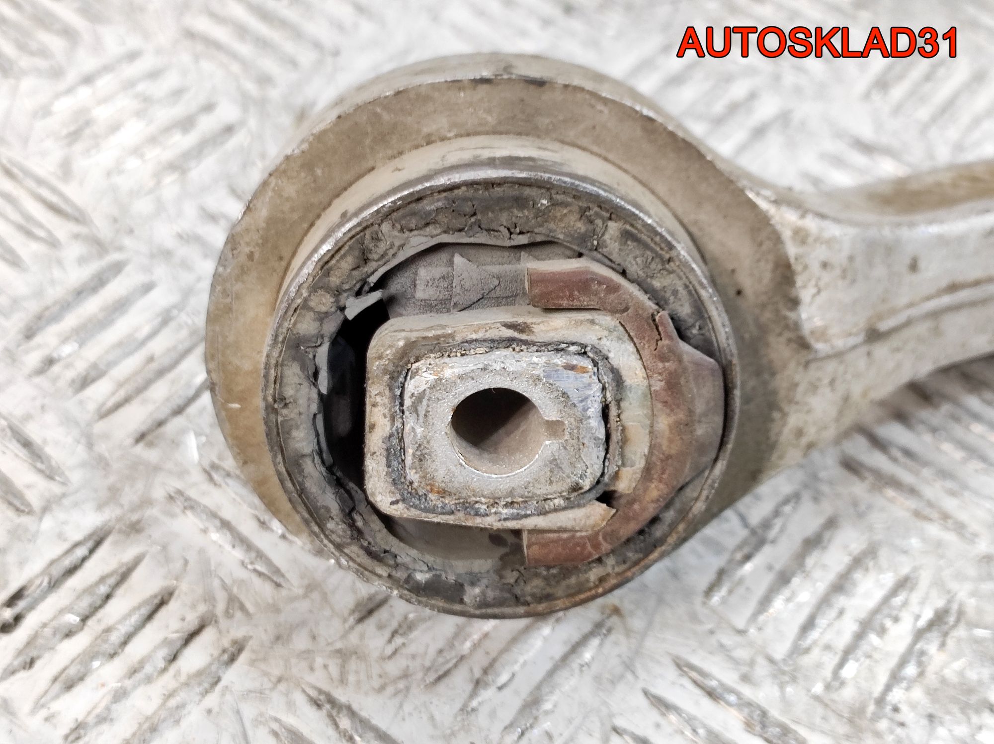 Рычаг передний нижний левый задний VW Passat B5 4D0407695J, 2000 рублей, Дубовое