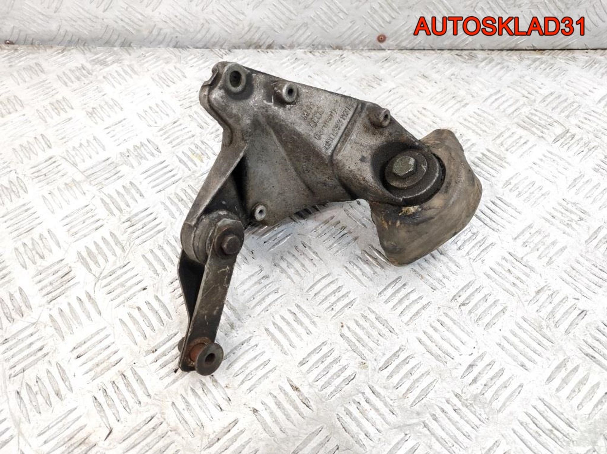 Кронштейн МКПП правый Audi A4 B5  1,8 Бензин 8D0399114L, 2000 рублей, Дубовое