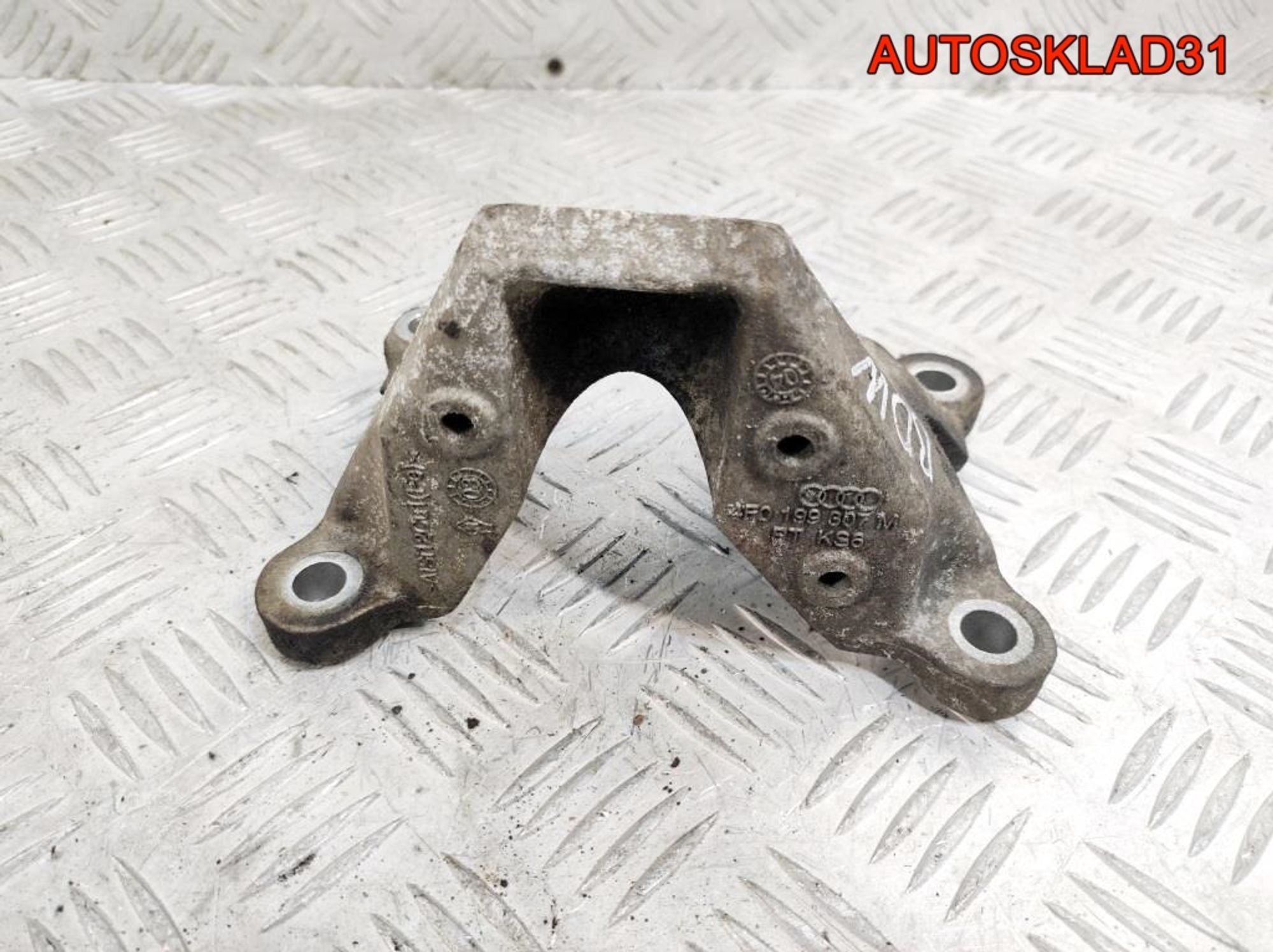 Кронштейн двигателя левый Audi A6 C6 2,4 BDW 4F0199307M, 500 рублей, Дубовое