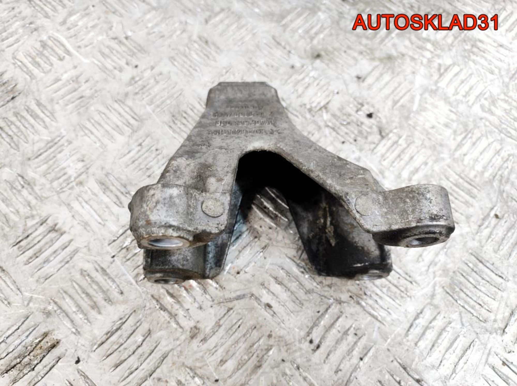 Кронштейн двигателя левый Audi A4 B7 3.0 ASB 8E0199307AB, 600 рублей, Дубовое