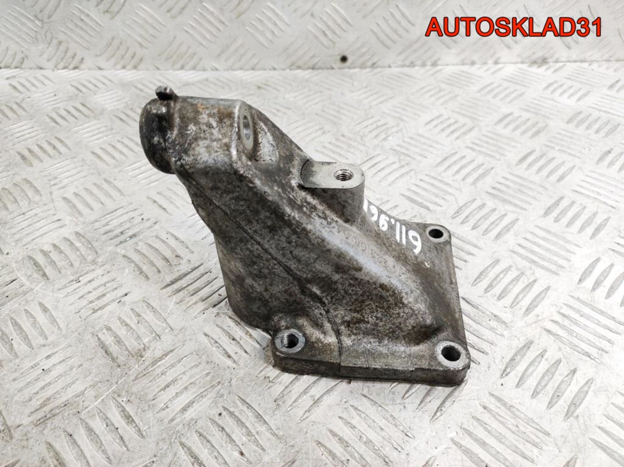 Кронштейн двигателя левый Mercedes W210 2.2 CDI A6112230604, 700 рублей, Дубовое