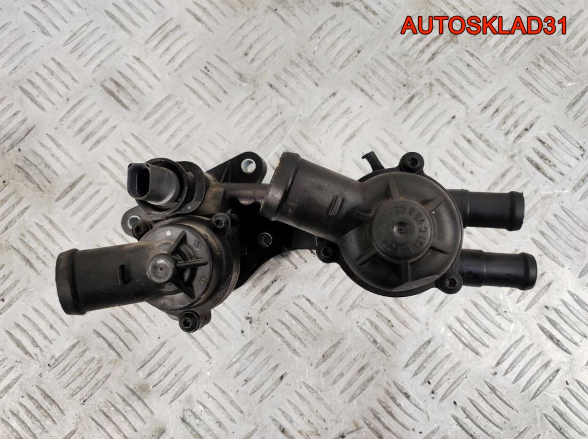 Корпус термостата VW Golf 5 1,6 BLP 03C121111H, 900 рублей, Дубовое