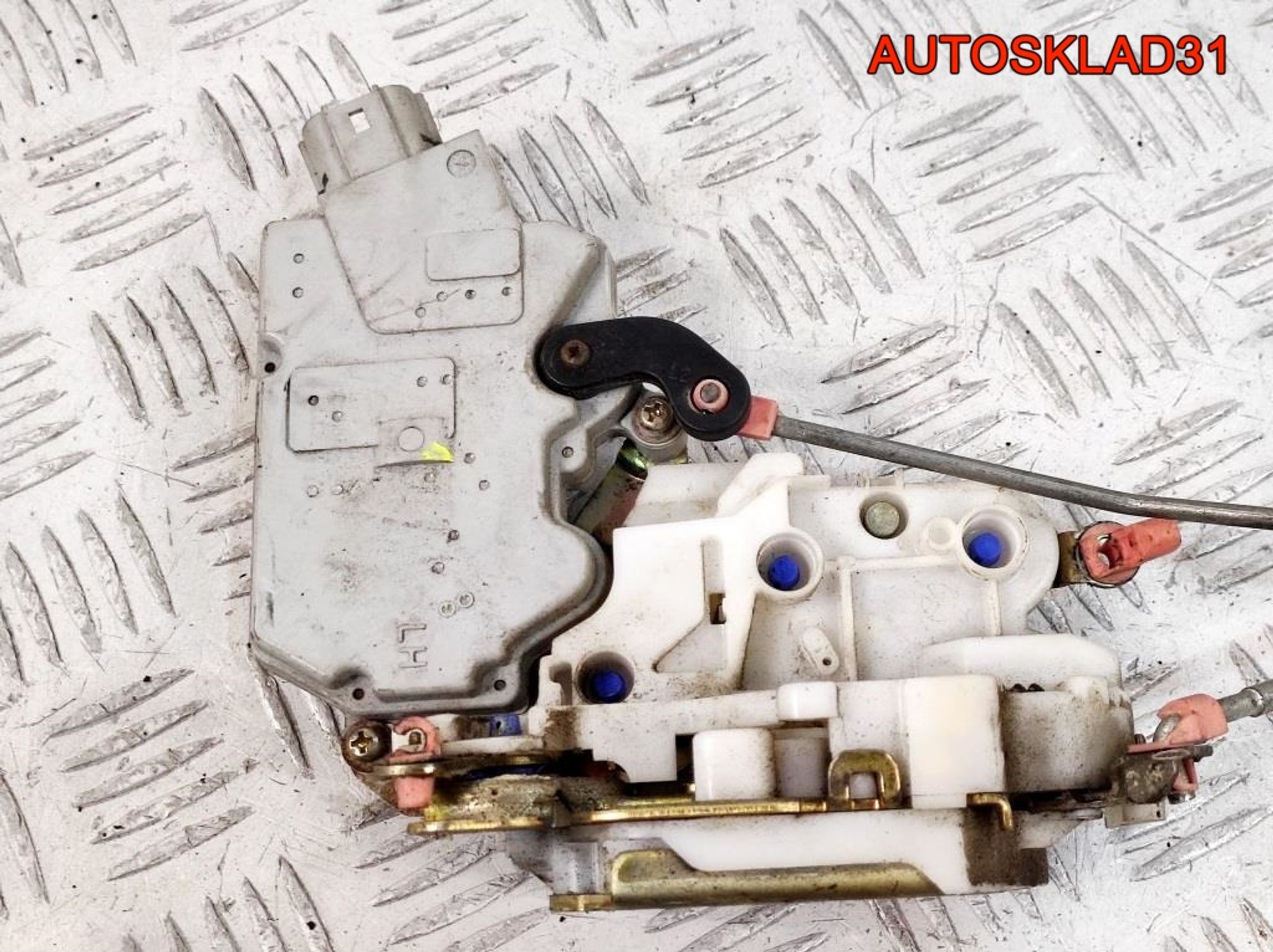 Замок двери передней левой Nissan Primera P11 805032F011, 1500 рублей, Дубовое