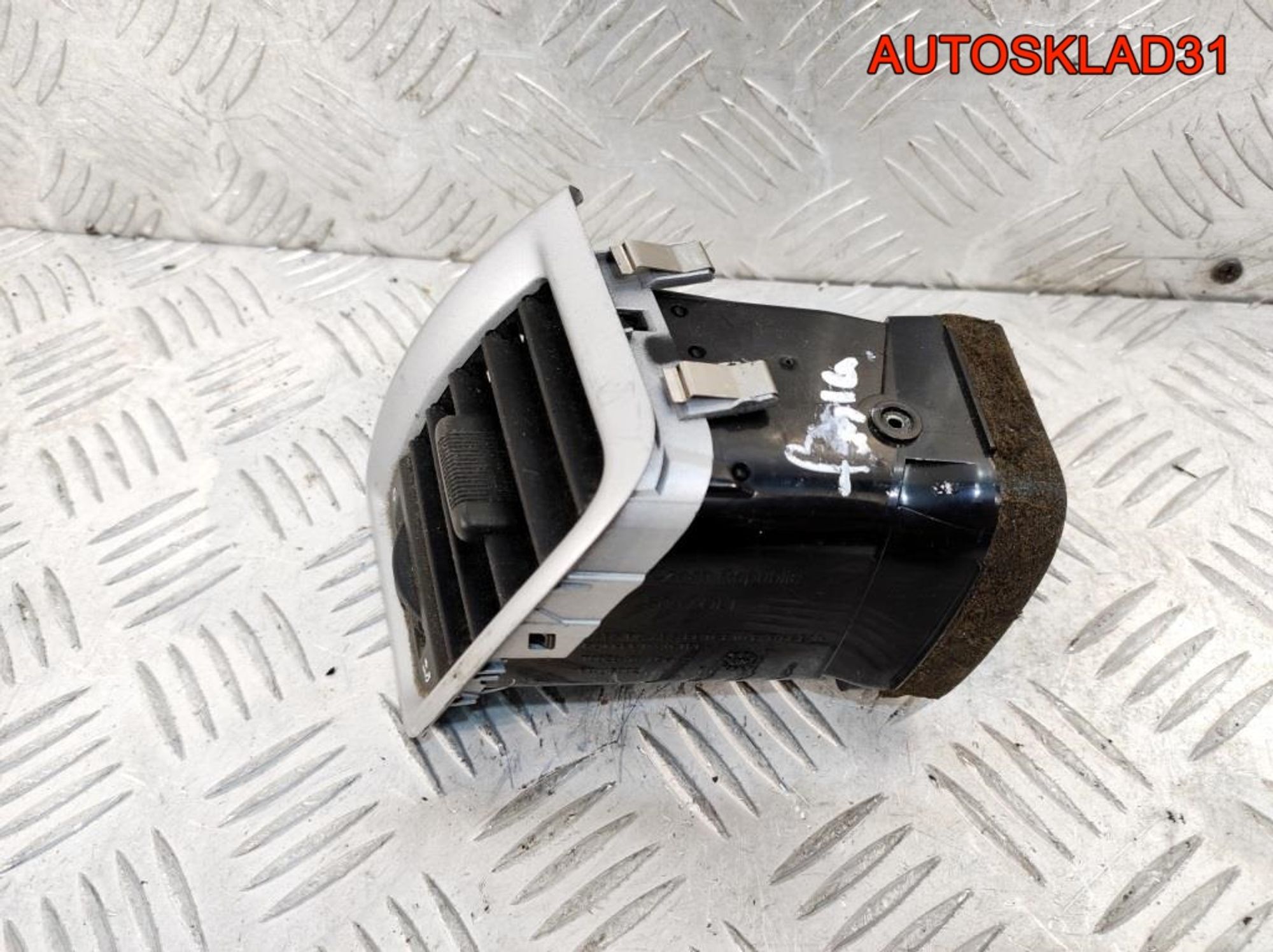 Дефлектор воздушный левый Skoda Fabia 2 5J0819701, 900 рублей, Дубовое