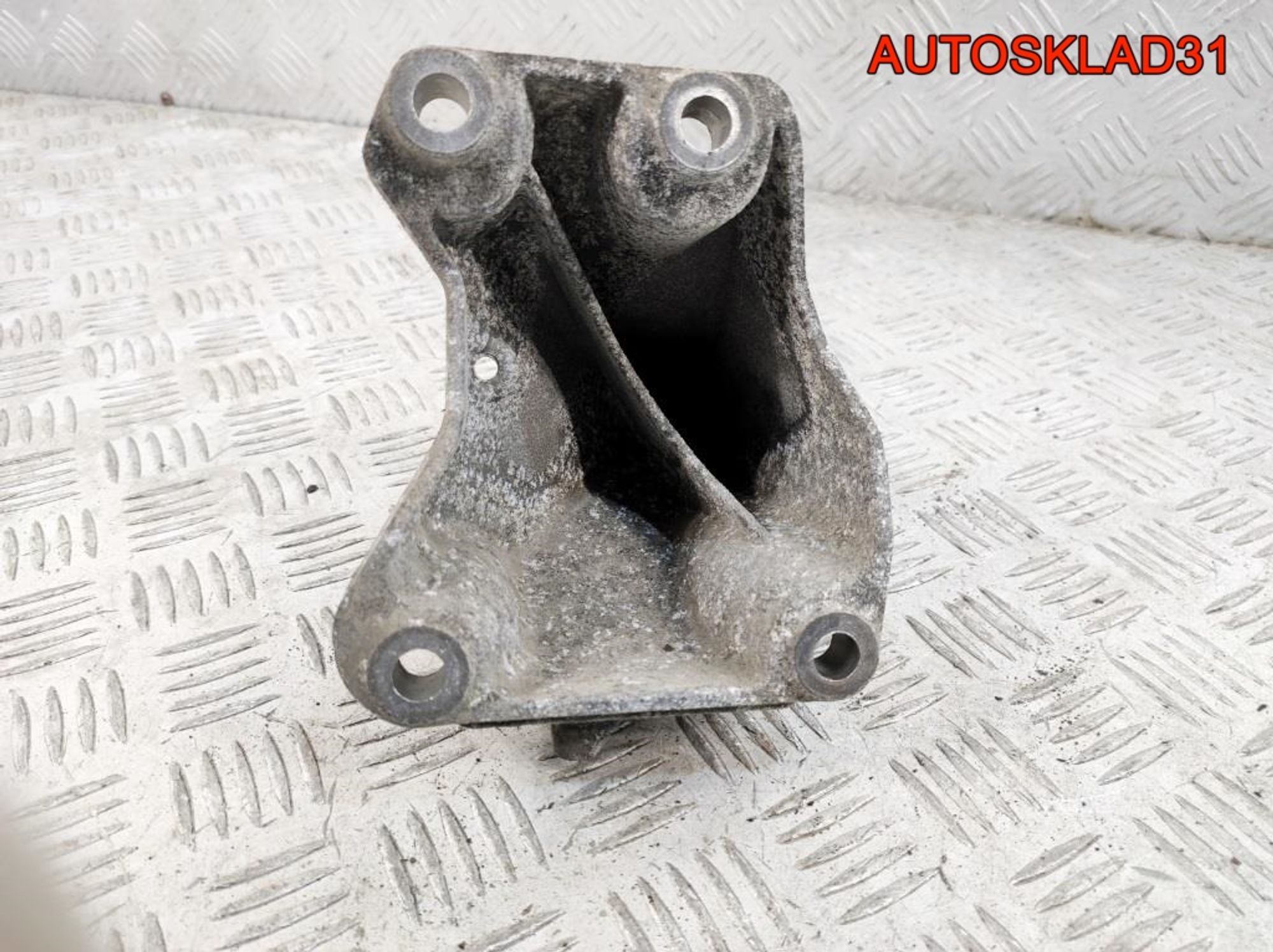 Кронштейн двигателя правый BMW E90 2.0 N47D20A 22116781916, 600 рублей, Дубовое