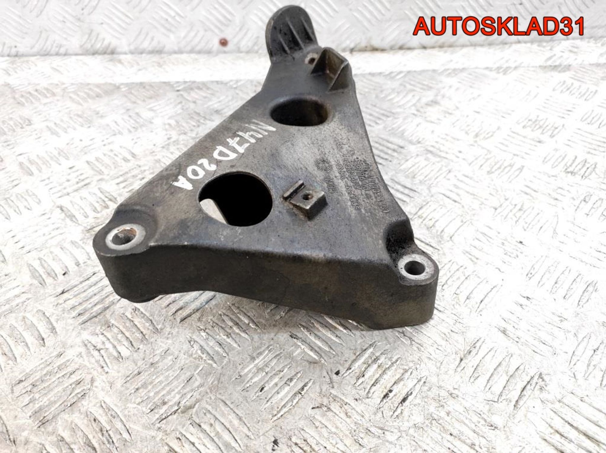 Кронштейн двигателя левый BMW E90 2.0 N47D20A 22116777053, 1000 рублей, Дубовое