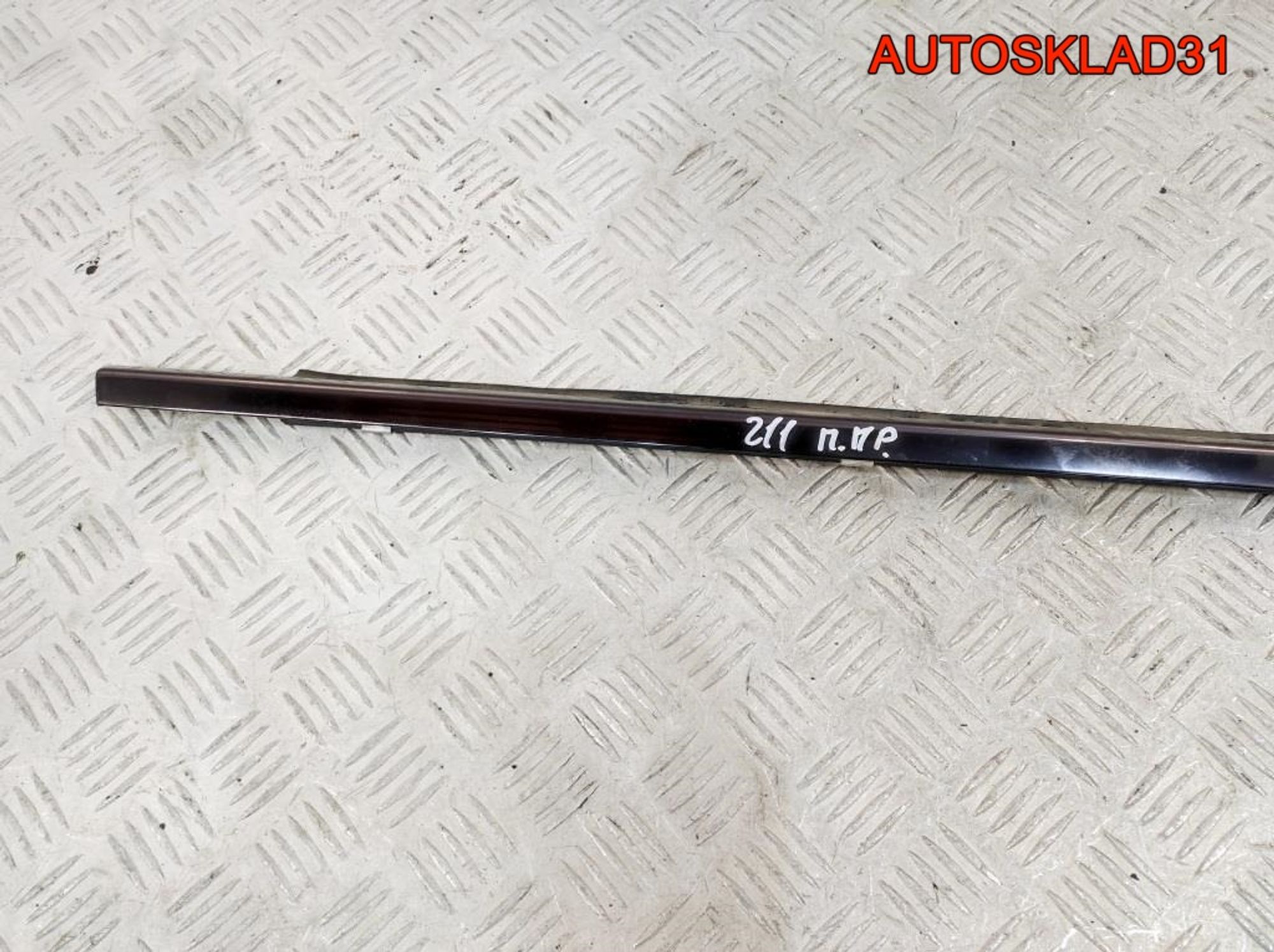 Накладка стекла переднего правого Mercedes W211, 900 рублей, Дубовое