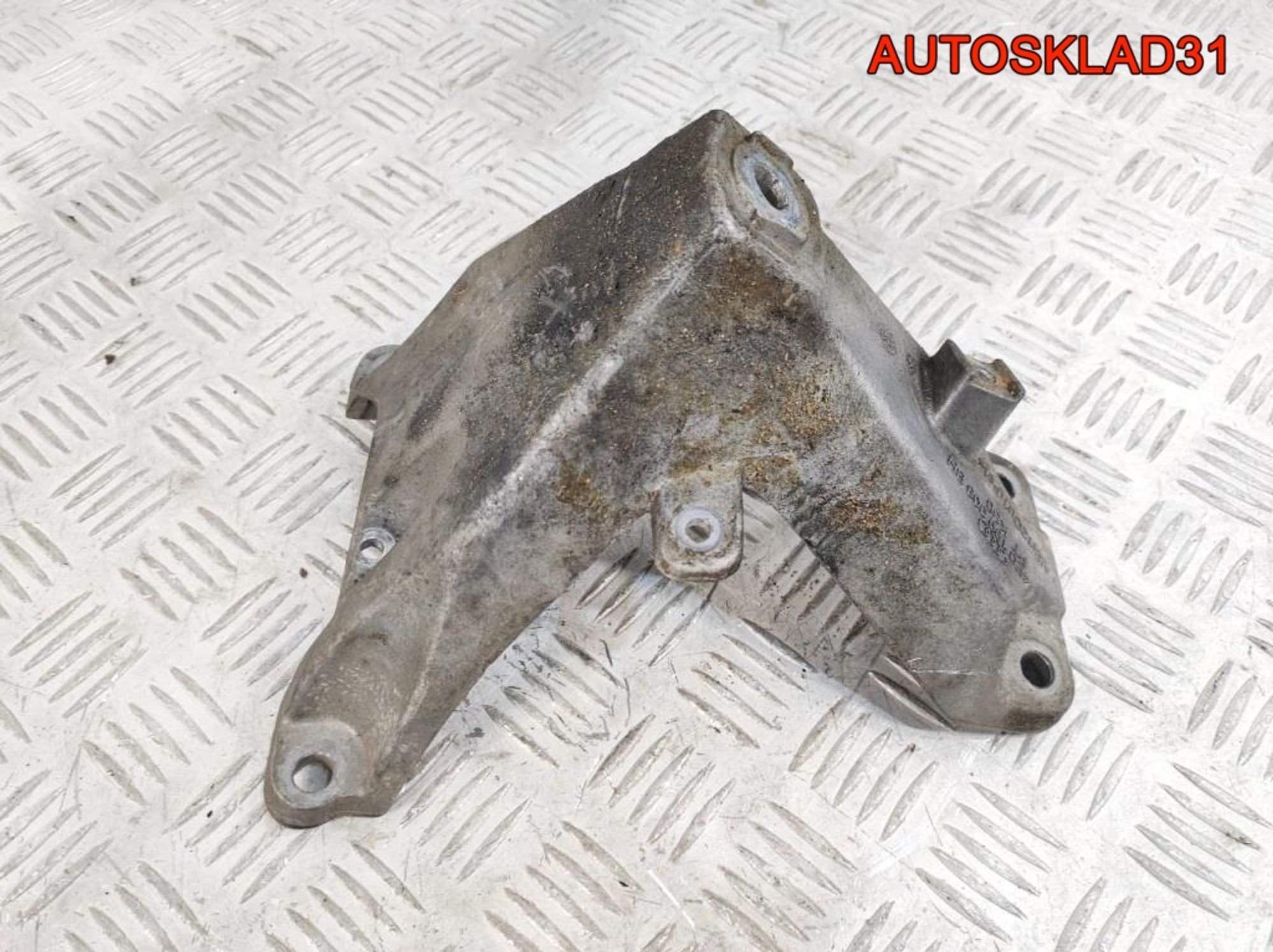 Кронштейн двигателя правый Audi A8 D3 6.0BHT Бензин 4E0199308BH, 900 рублей, Дубовое