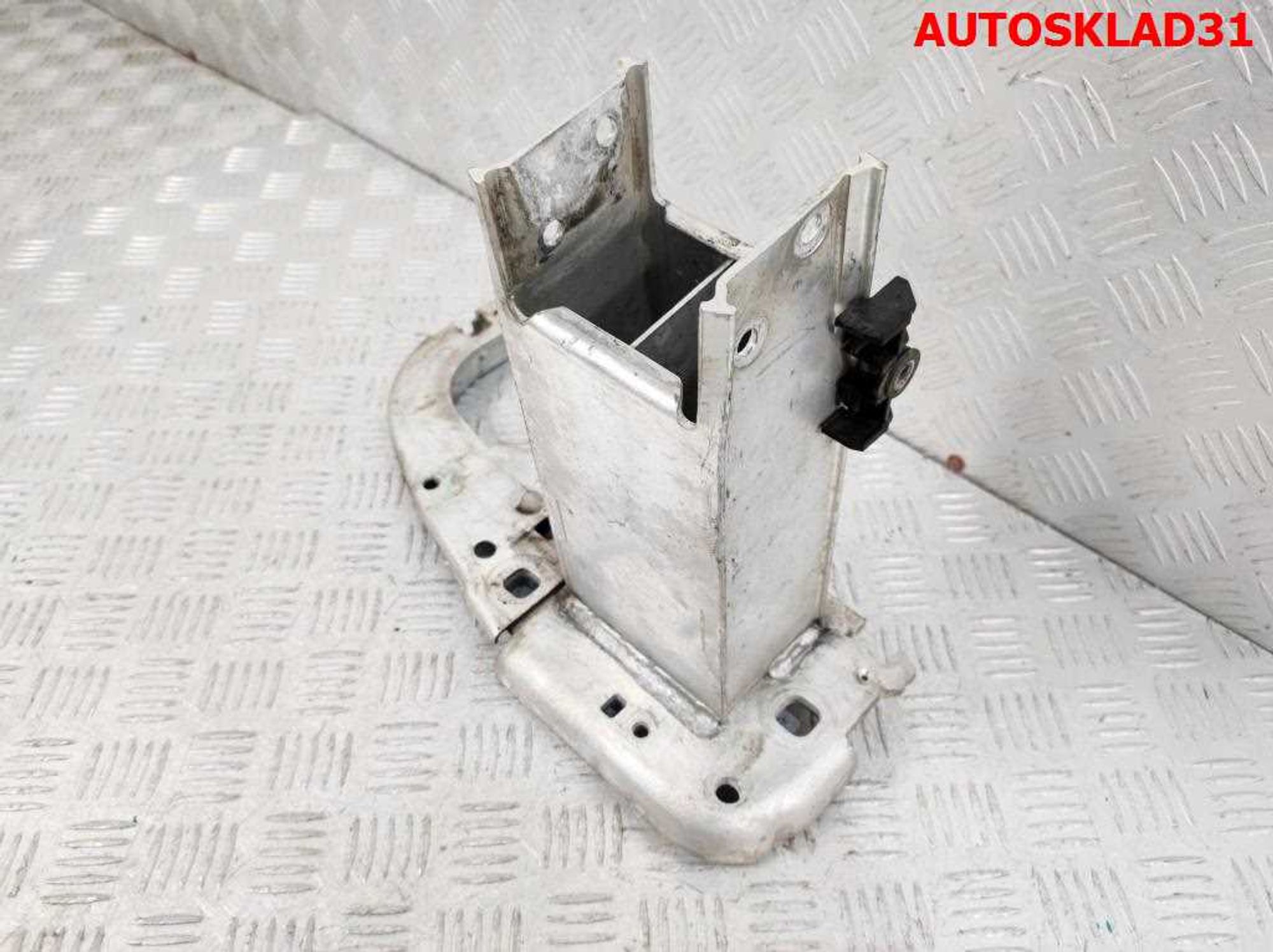 Кронштейн усилителя переднего бампера левый Audi A6 C7 4G 4G0807133F, 3000 рублей, Дубовое