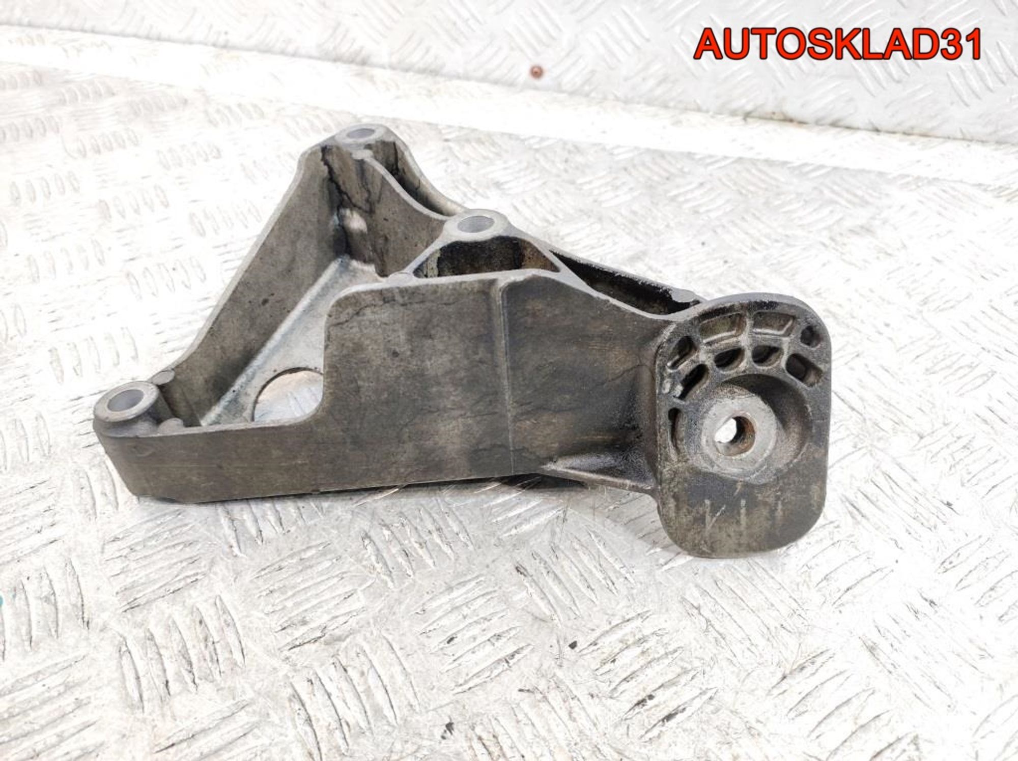 Кронштейн двигателя левый BMW E90 2.0 N47D20A 22116777053, 1000 рублей, Дубовое