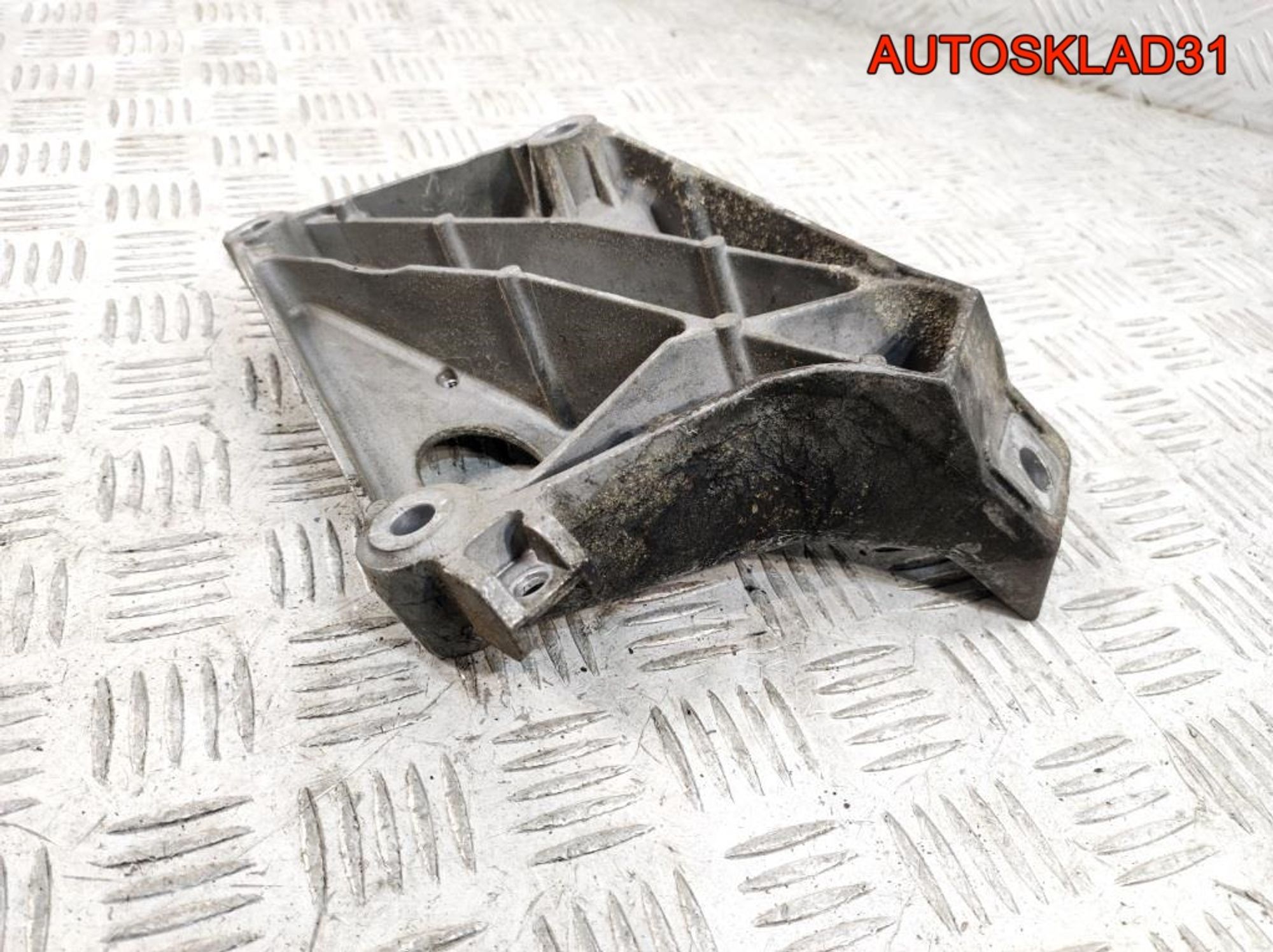 Кронштейн двигателя левый BMW E90 2.0 N47D20A 22116775041, 600 рублей, Дубовое