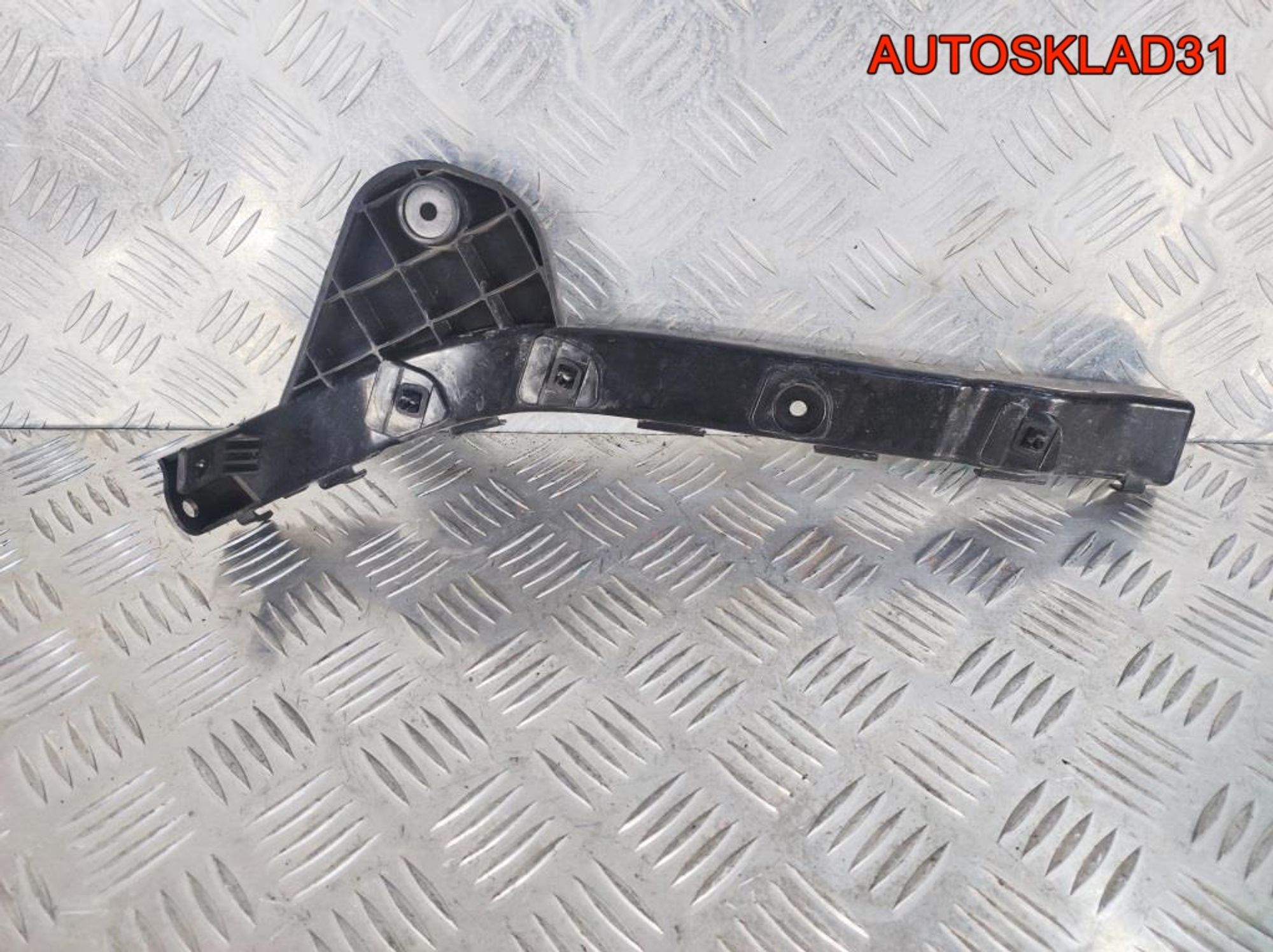 Кронштейн заднего бампера правый Kia Ceed Хетчбэк, 900 рублей, Дубовое