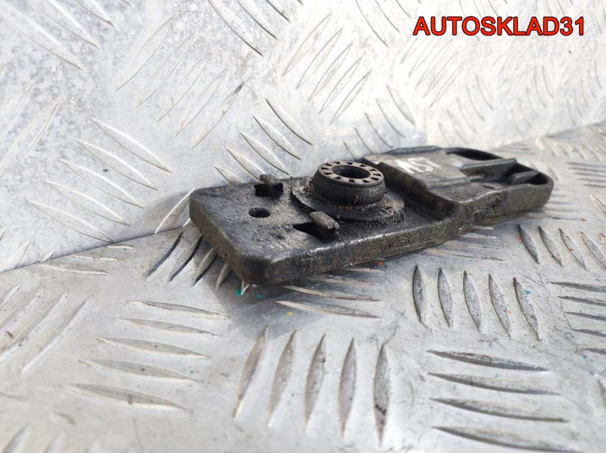 Кронштейн радиатора нижний Opel Astra J 13300486, 600 рублей, Дубовое