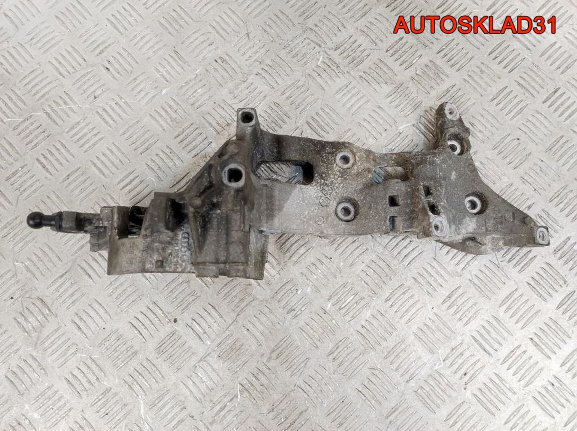 Кронштейн генератора Skoda Rapid 1,6 CXM Дизель 04L903143B, 2300 рублей, Дубовое