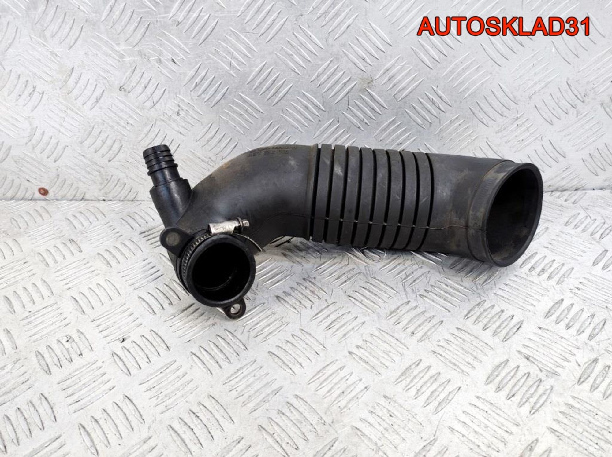 Патрубок воздушного фильтра Audi A4 B6 8E0129615, 1700 рублей, Дубовое