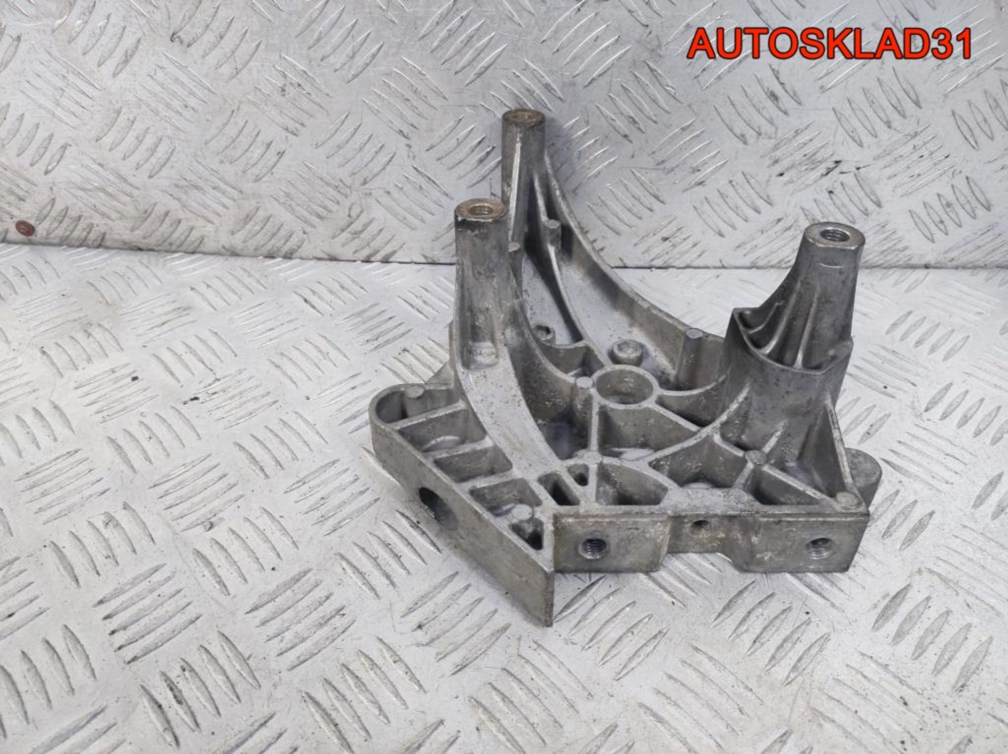 Кронштейн опоры двигателя VW Golf 5 06F199207Q, 2100 рублей, Дубовое