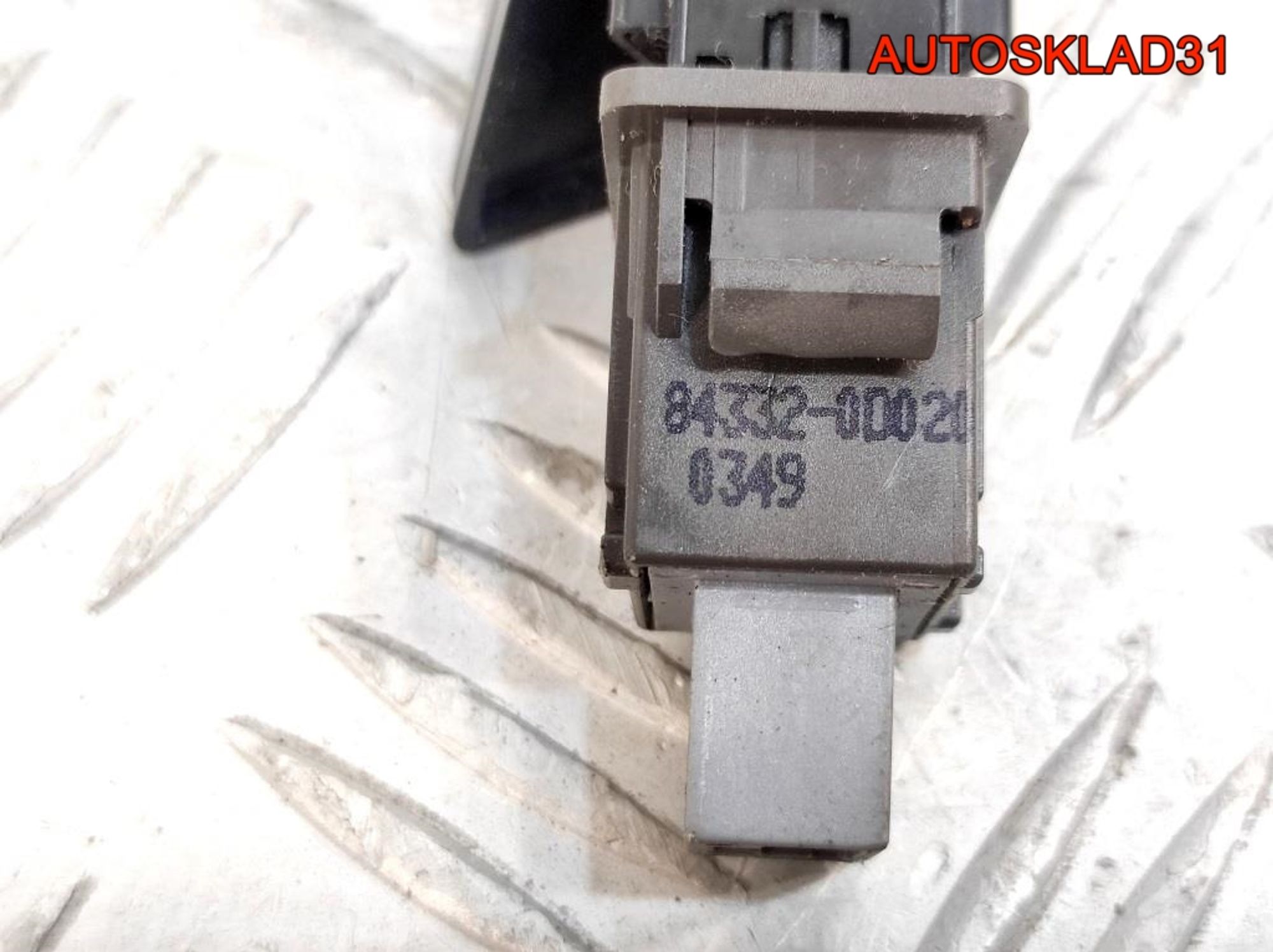 Кнопка аварийной сигнализации Toyota Yaris 2 843320D020, 600 рублей, Дубовое