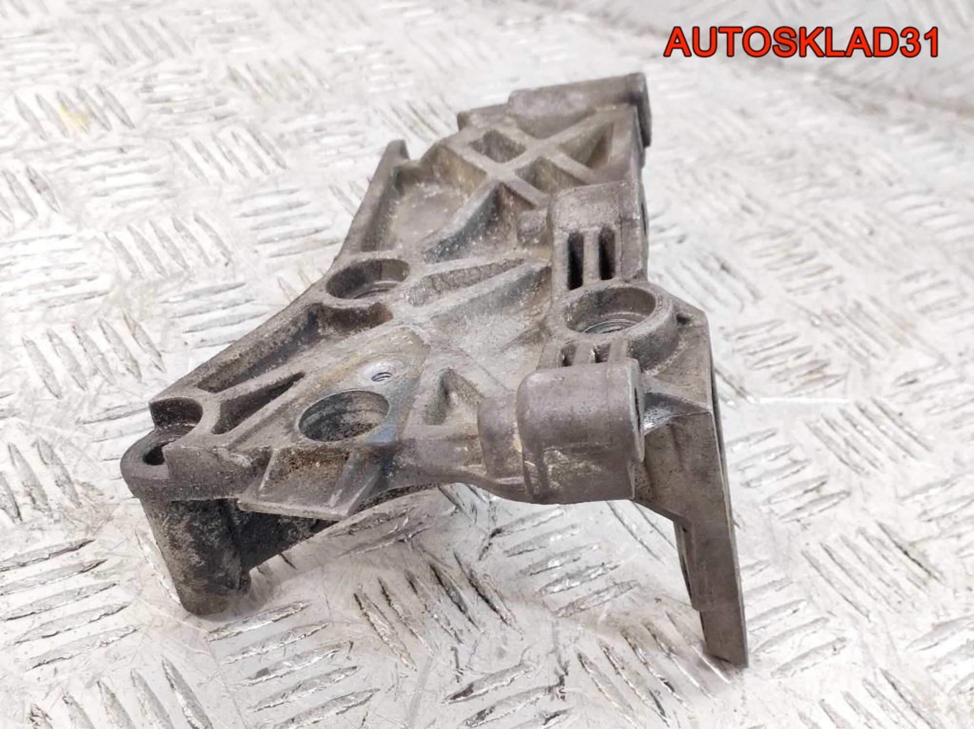 Кронштейн двигателя правый Renault Megane 2 1,5 K9K 8200101196, 1000 рублей, Дубовое