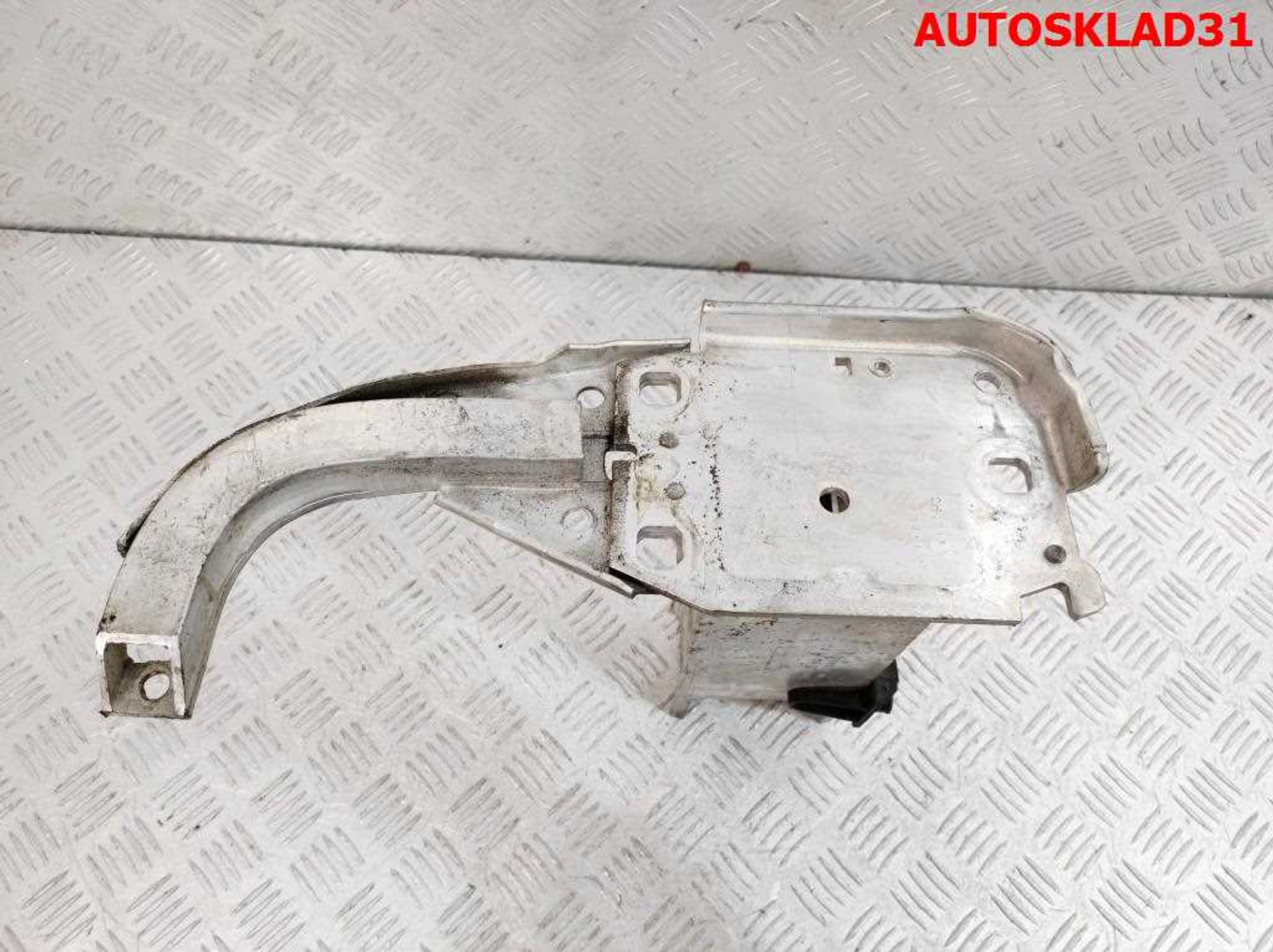Кронштейн усилителя переднего бампера левый Audi A6 C7 4G 4G0807133F, 3000 рублей, Дубовое