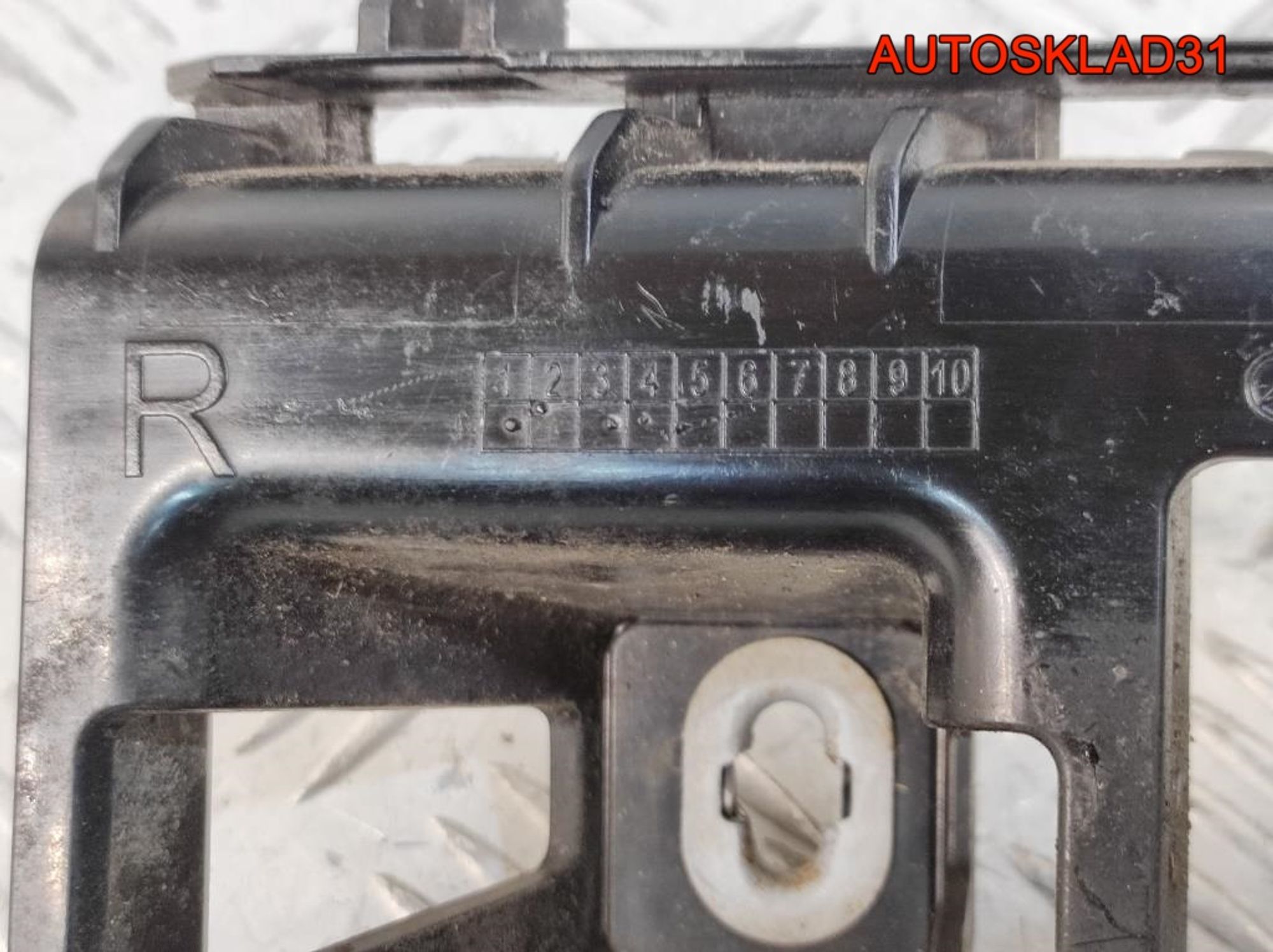 Кронштейн заднего бампера правый Mercedes GLK X204, 1000 рублей, Дубовое