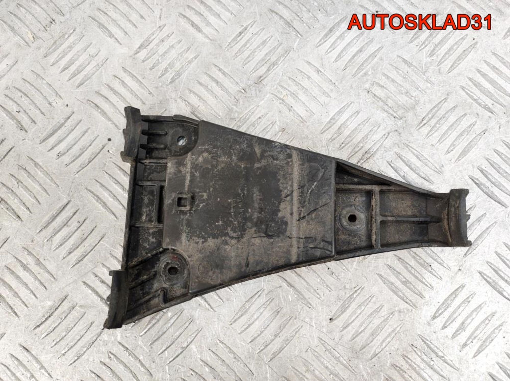 Направляющая переднего бампера правая Audi A4 B5, 1800 рублей, Дубовое