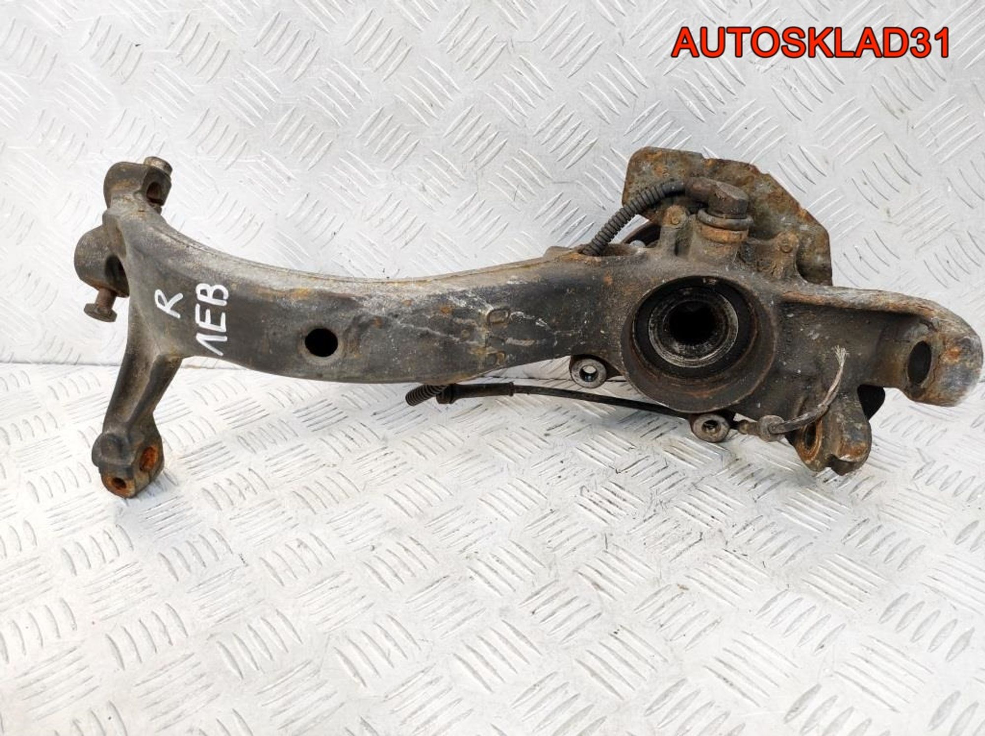 Кулак передний левый VW Passat B5 8D0407257R, 1200 рублей, Дубовое