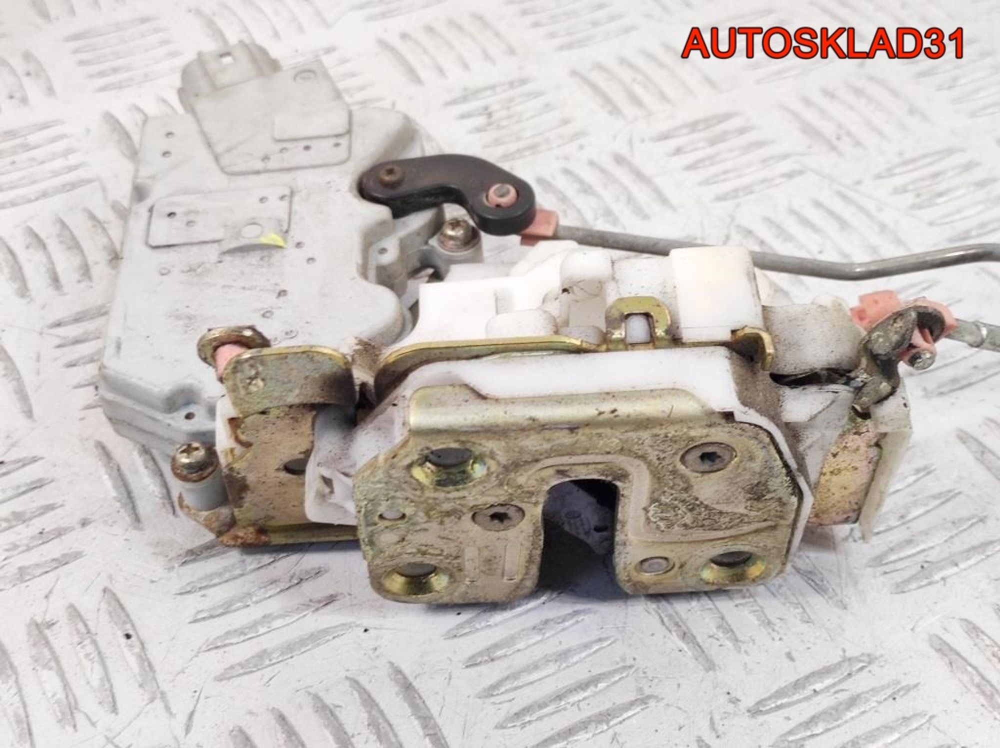 Замок двери передней левой Nissan Primera P11 805032F011, 1500 рублей, Дубовое