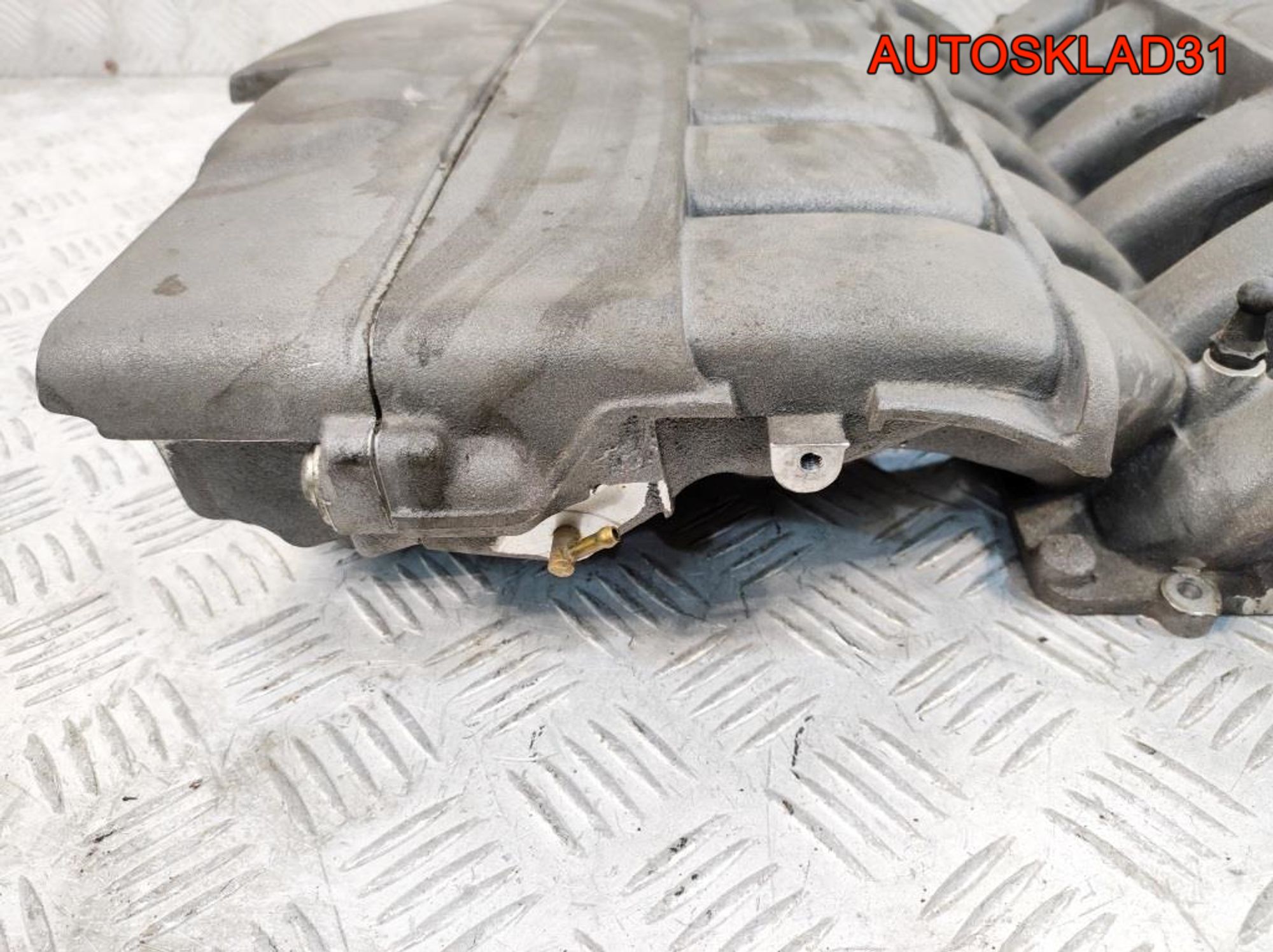 Коллектор впускной Audi A8 D3 6.0BHT Бензин 07C133221AE, 4500 рублей, Дубовое