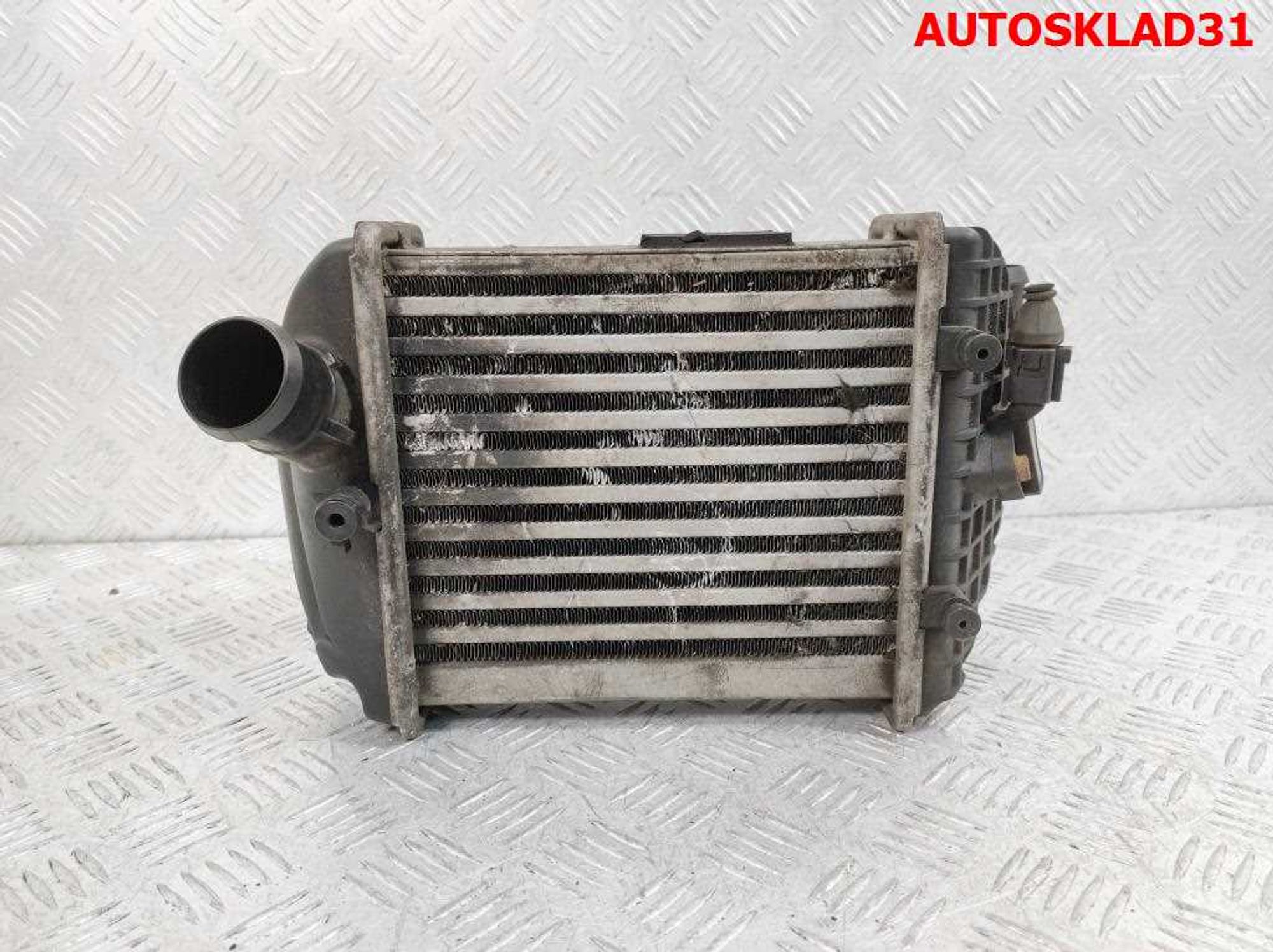 Интеркулер левый Audi A4 B6 2,5 Дизель 8E0145805P, 3500 рублей, Дубовое