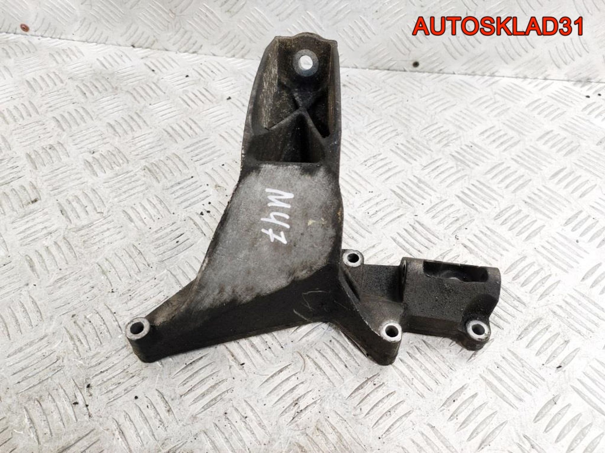 Кронштейн двигателя левый BMW E46 2,0 M47 22116753225, 1200 рублей, Дубовое