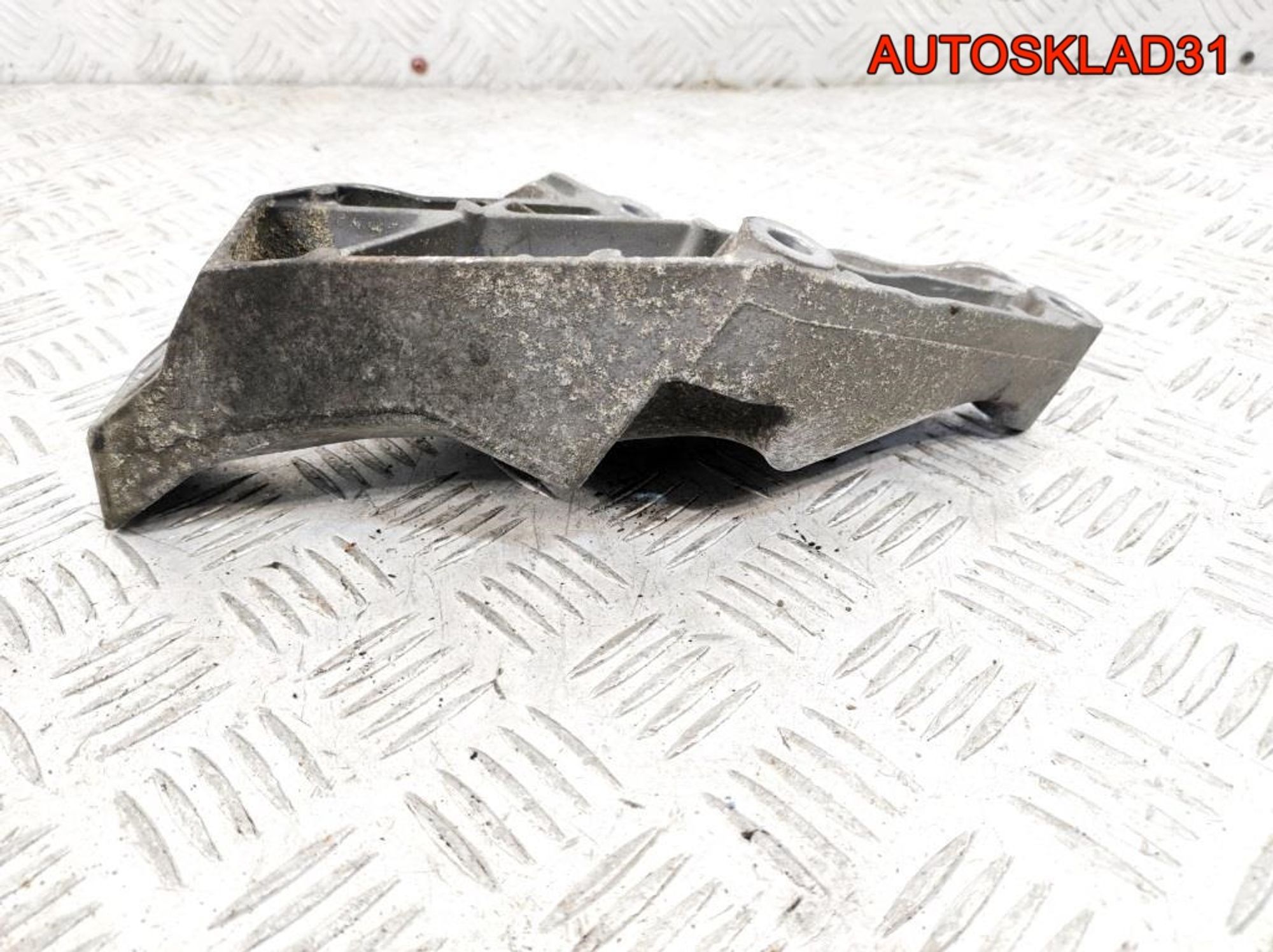 Кронштейн двигателя левый BMW E90 2.0 N47D20A 22116775041, 600 рублей, Дубовое