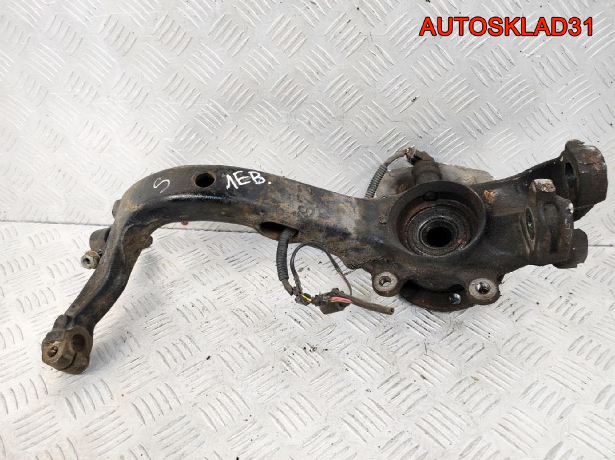 Кулак передний левый VW Passat B5 8D0407257S, 1200 рублей, Дубовое