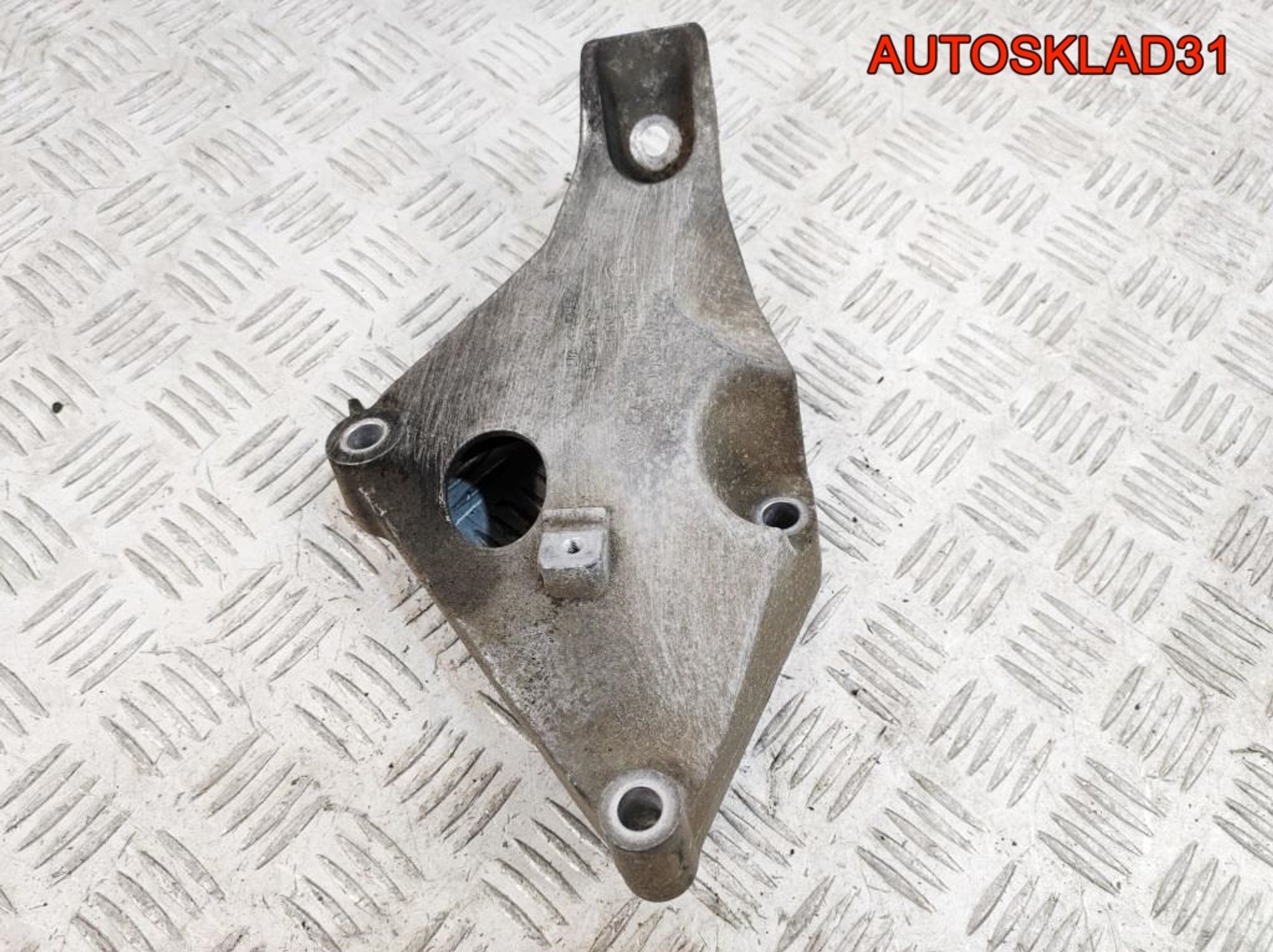 Кронштейн двигателя левый BMW E90 2.0 N47D20A 22116775041, 600 рублей, Дубовое