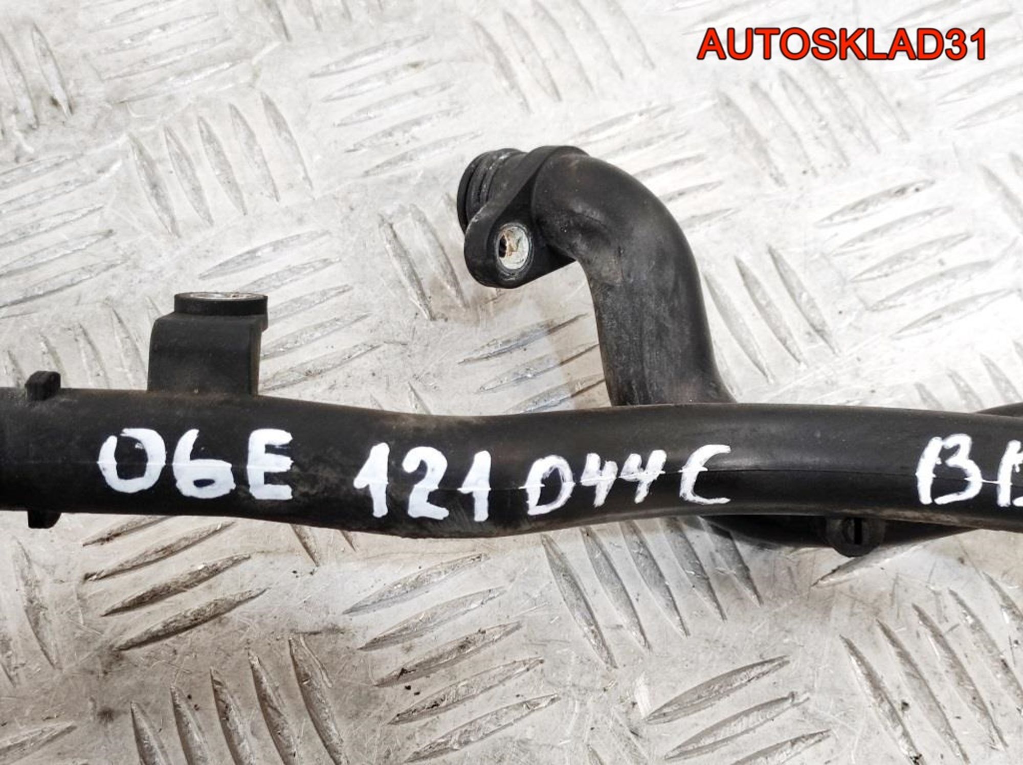 Патрубок системы охлаждения Audi A6 C6 2,4 BDW 06E121044C, 1000 рублей, Дубовое