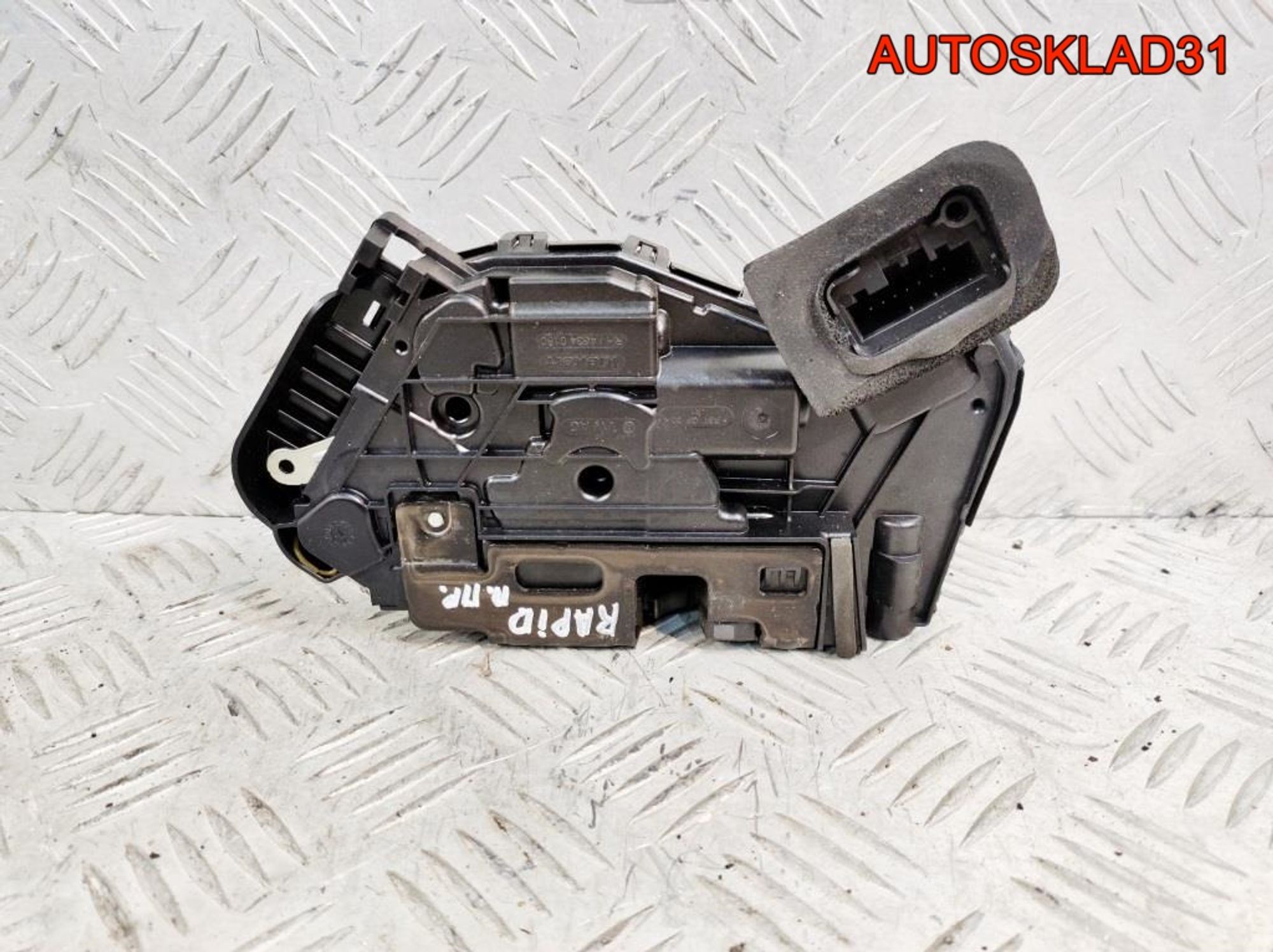 Замок двери передней правой Skoda Rapid 5TB837016A, 4100 рублей, Дубовое