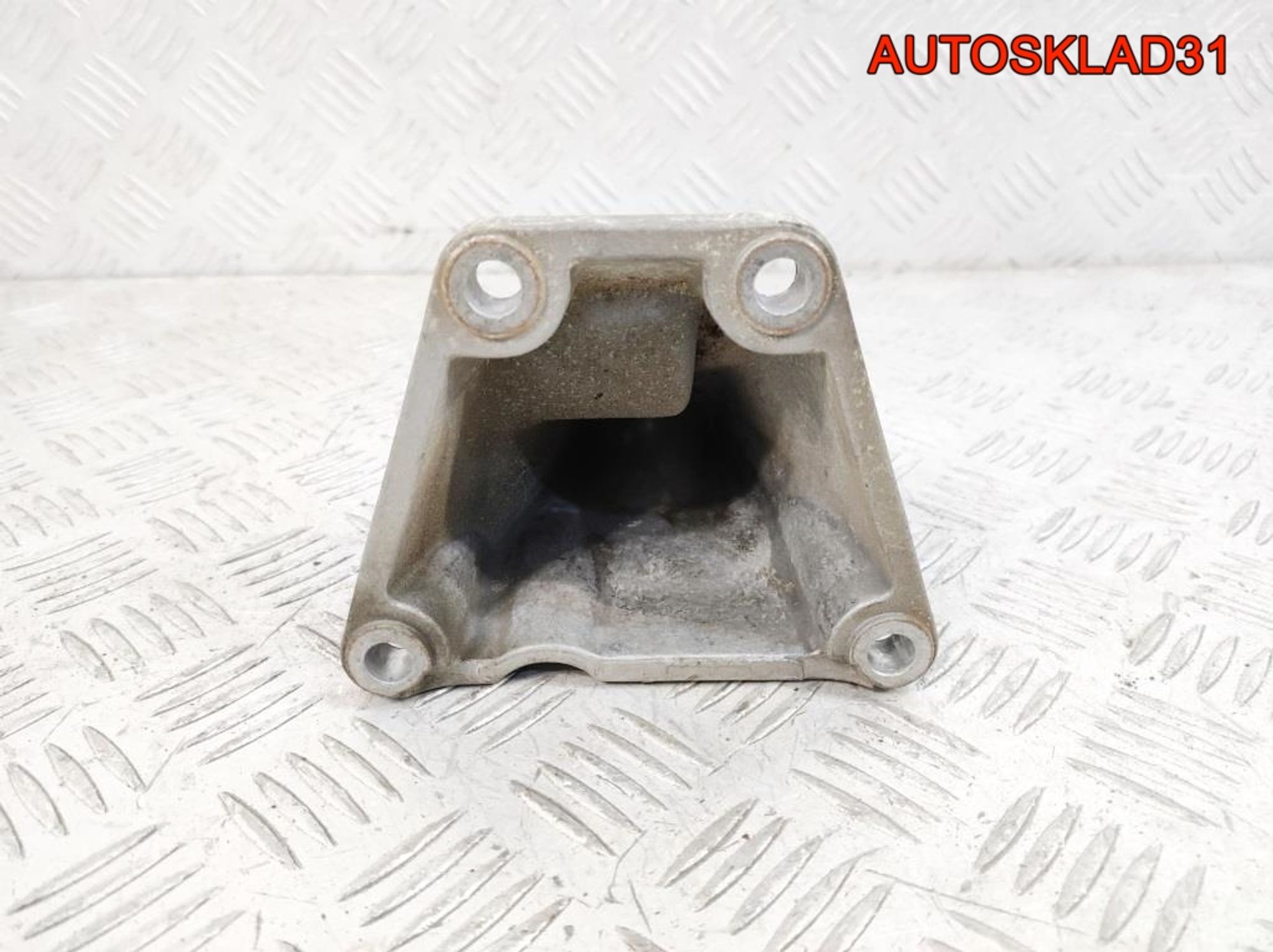 Кронштейн двигателя правый Audi A6 C5 2,4 ALF 8D0199308D, 500 рублей, Дубовое