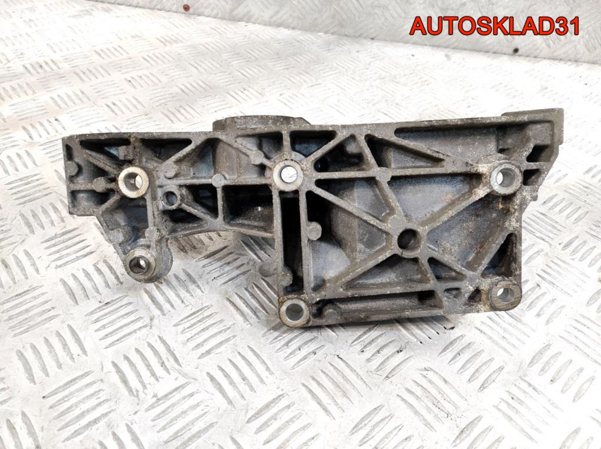 Кронштейн генератора VW Golf 4 1,9 ATD 038903143R, 600 рублей, Дубовое