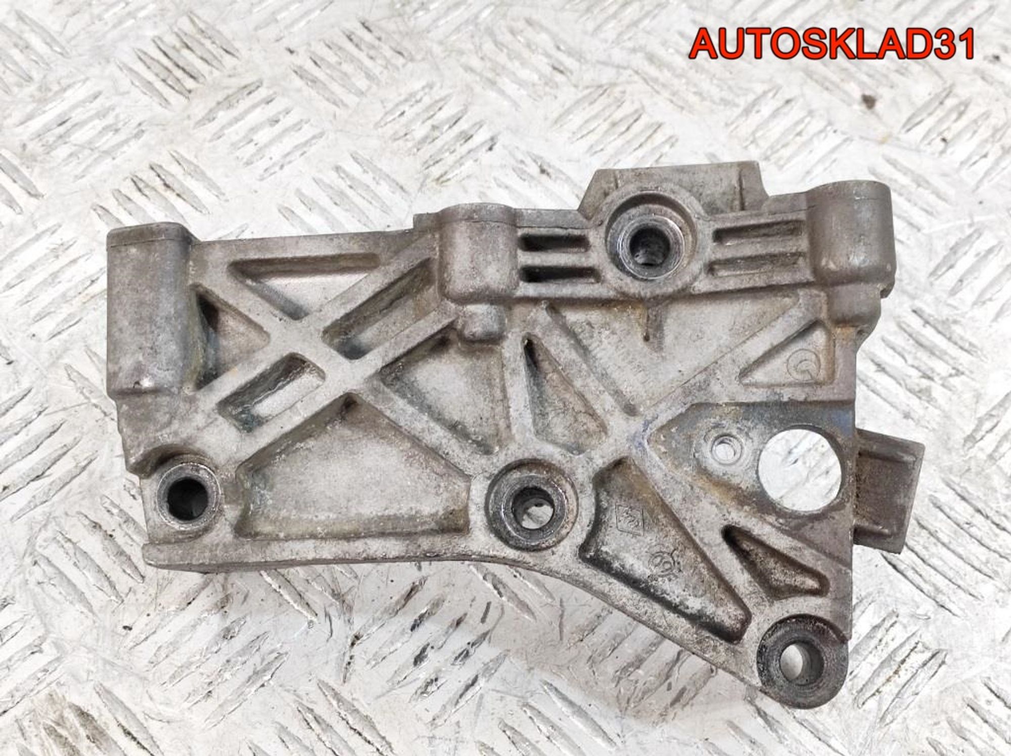 Кронштейн двигателя правый Renault Megane 2 1,5 K9K 8200101196, 1000 рублей, Дубовое