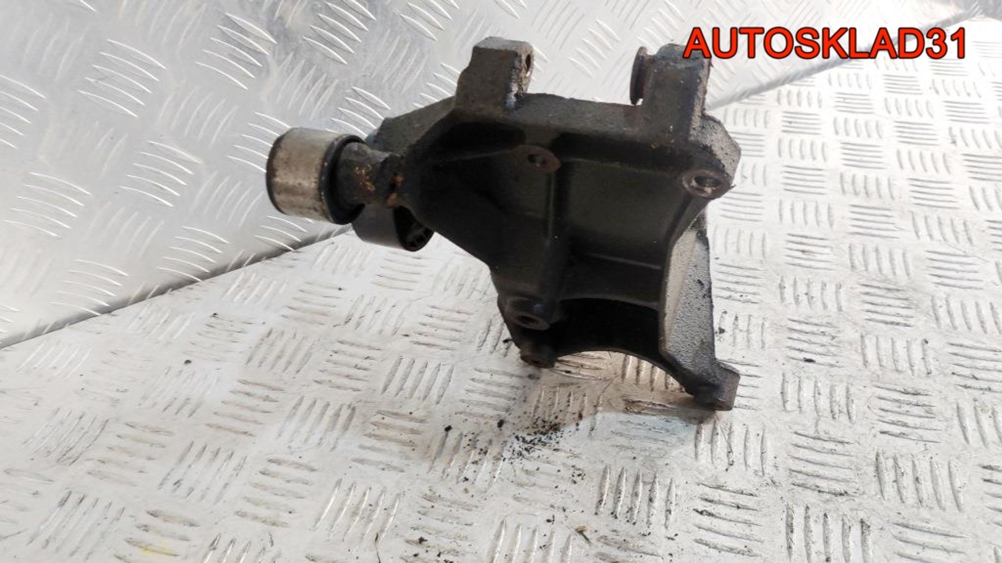 Кронштейн генератора Peugeot 206 1,9 PSA WJY 10DXFR 9634962980, 900 рублей, Дубовое