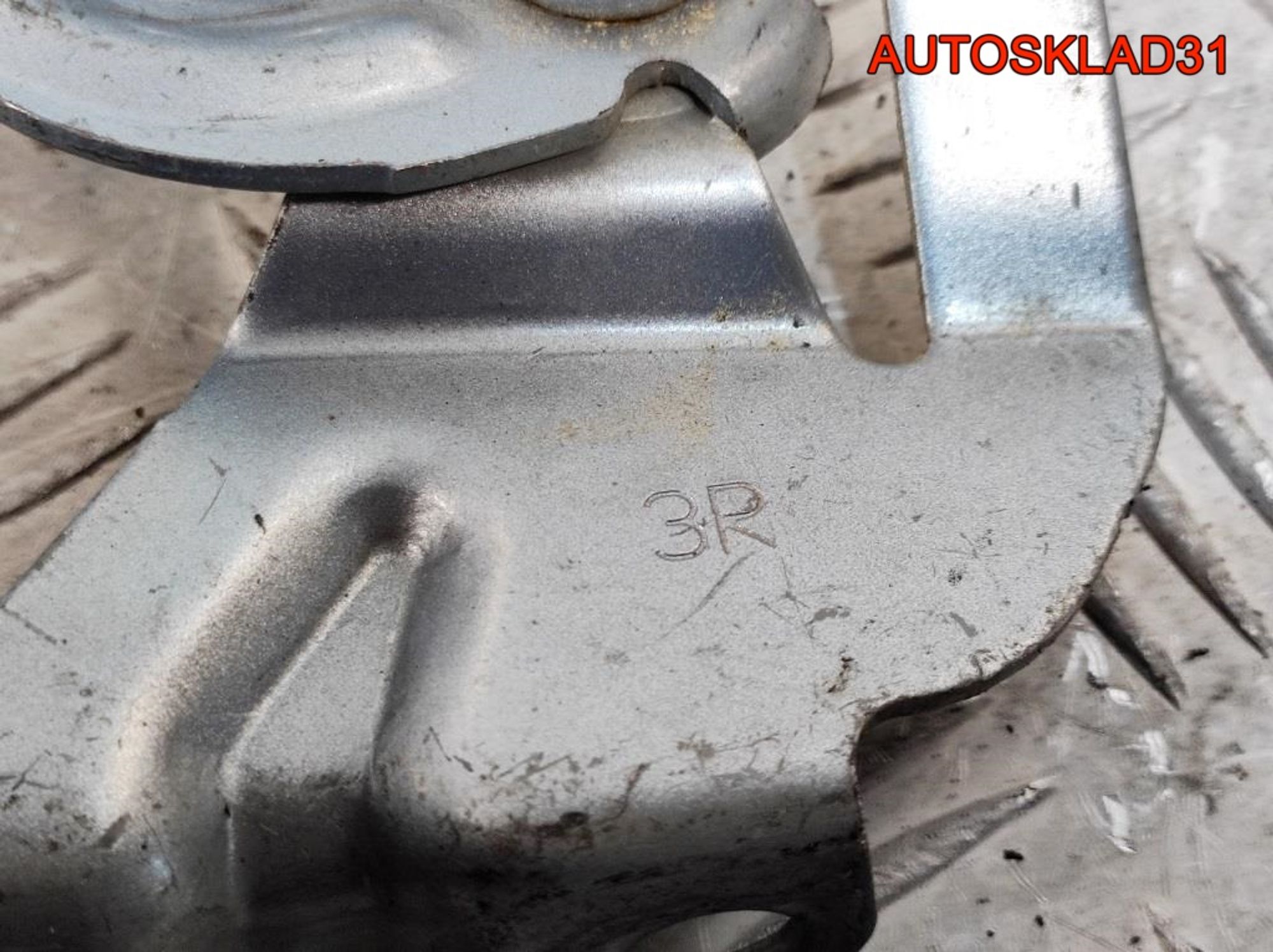 Петля капота правая Mazda 3 BK B32H52410A Хетчбэк, 900 рублей, Дубовое