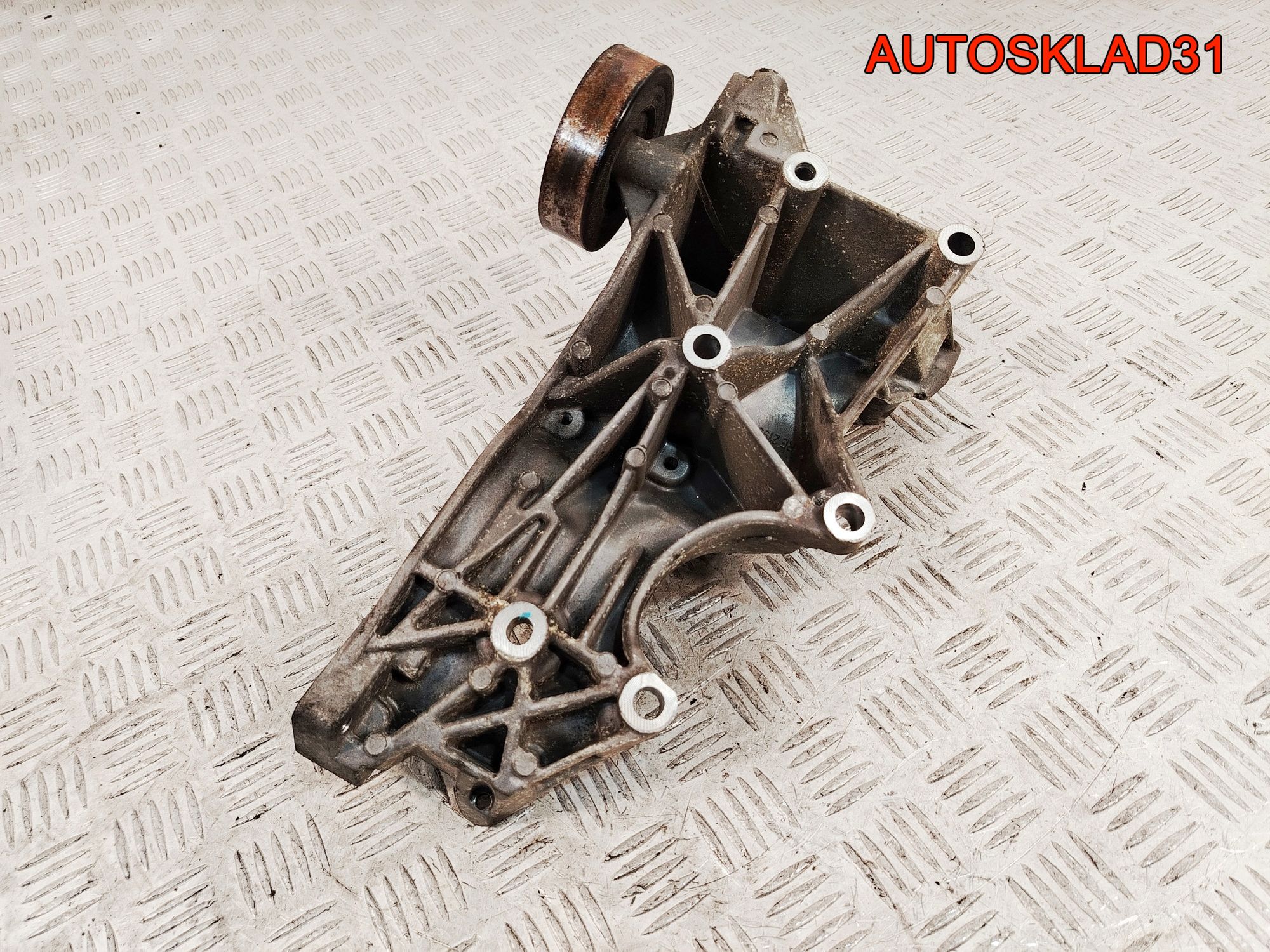 Кронштейн генератора Audi A4 B6 2,0 ALT Бензин 06D903143C, 1000 рублей, Дубовое
