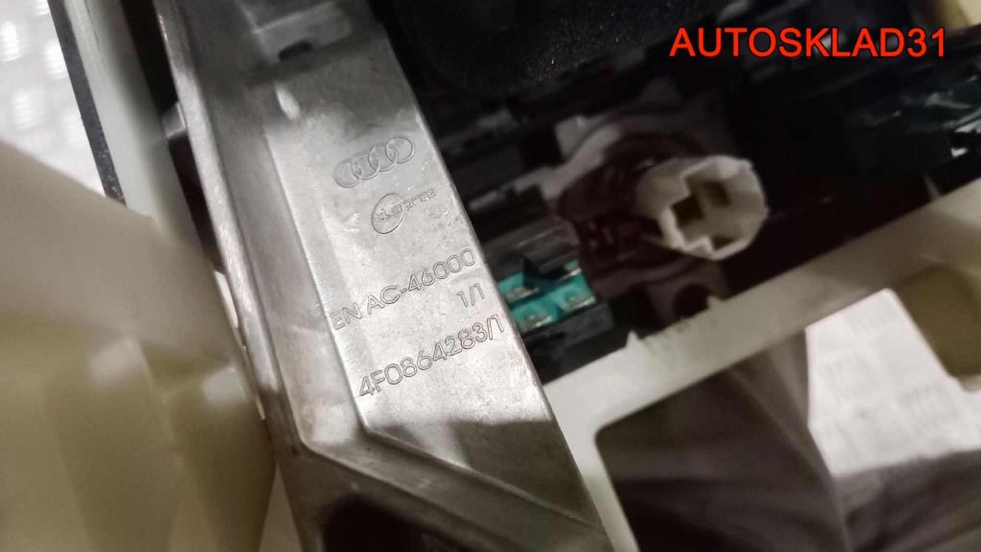 Подлокотник Audi A6 C6 4F0864209A, 2000 рублей, Дубовое