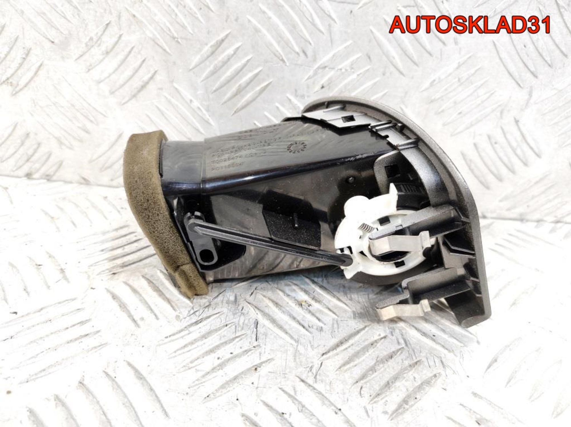 Дефлектор воздушный правый Skoda Fabia 2 5J0819702, 900 рублей, Дубовое