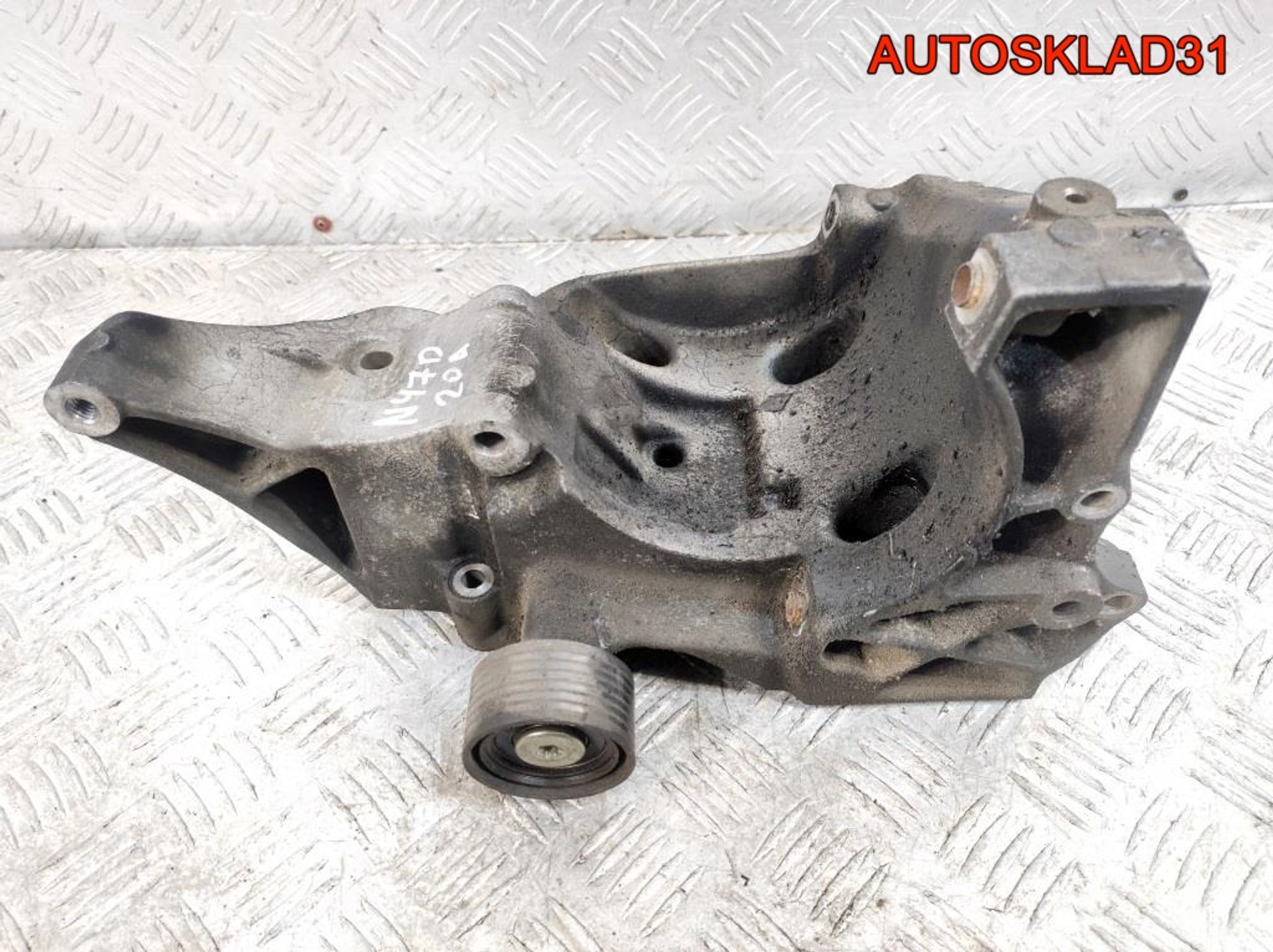 Кронштейн кондиционера BMW E90 2.0 N47D20A 11167802639, 1000 рублей, Дубовое