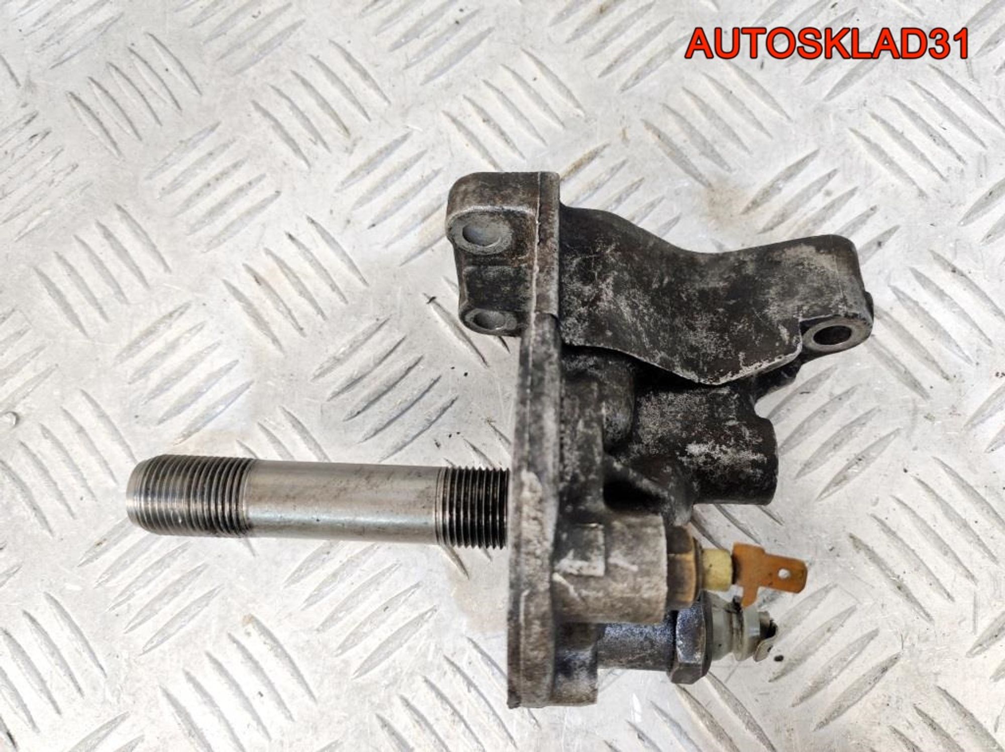 Кронштейн масляного фильтра VW Passat B4 053115417A, 1000 рублей, Дубовое